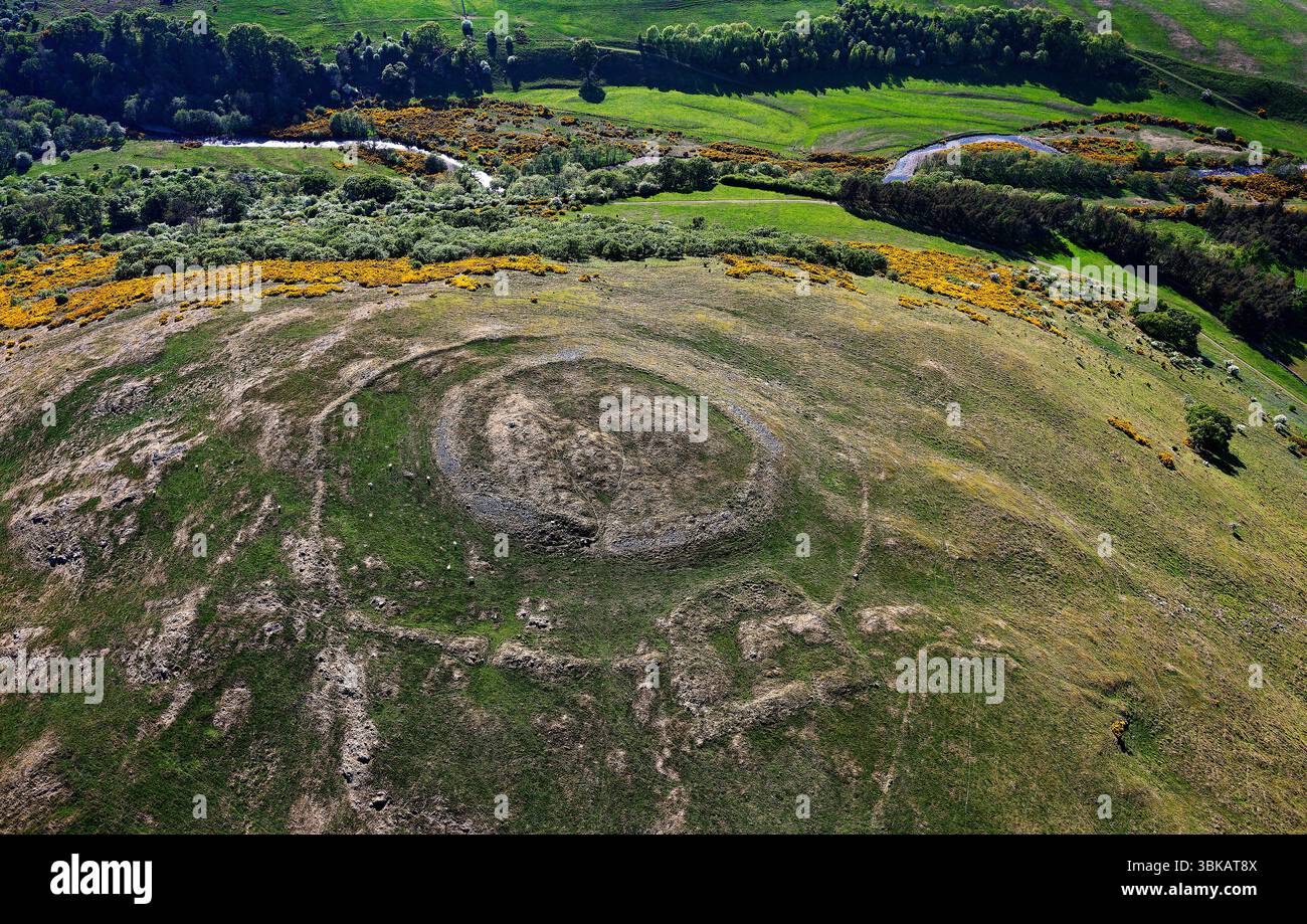 Sito preistorico di West Hill Camp, Kirknewton, Northumberland. Prima trincea di palizzata, poi insediamento di bastioni dell'età del ferro e poi romano-britannico. Vista ovest Foto Stock