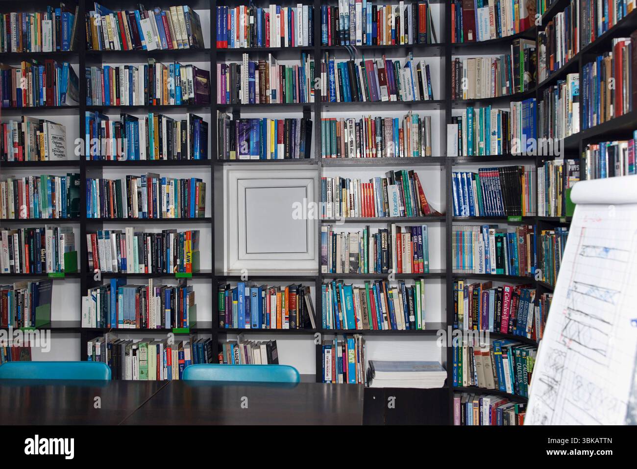 CHISINAU, MOLDAVIA - 14 MARZO 2025; grande libreria con una varietà di libri colorati, realistici stile fotografico, su un semplice sfondo interno. Conc Foto Stock CHISINAU, MOLDAVIA - 14 MARZO 2025; grande libreria con una varietà di libri colorati, realistici stile fotografico, su un semplice sfondo interno. Conc Foto Stock