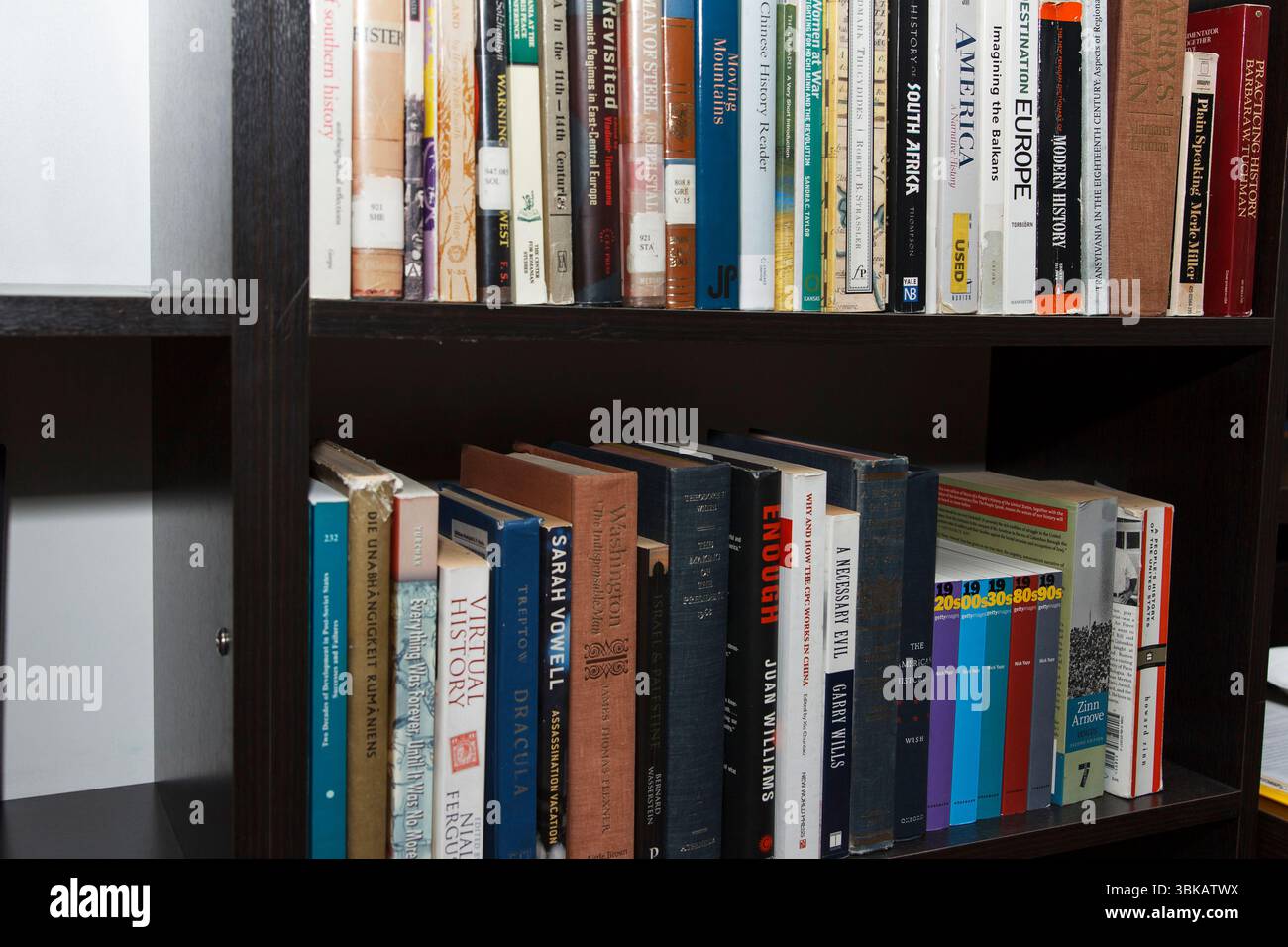 CHISINAU, MOLDAVIA - 14 MARZO 2025; grande libreria con una varietà di libri colorati, su un semplice sfondo interno. Concetto di istruzione e kn Foto Stock CHISINAU, MOLDAVIA - 14 MARZO 2025; grande libreria con una varietà di libri colorati, su un semplice sfondo interno. Concetto di istruzione e kn Foto Stock