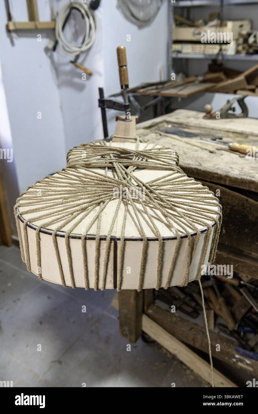 Corpo classico per chitarra fissato con corde dopo l'incollaggio per un incollaggio perfetto Foto Stock