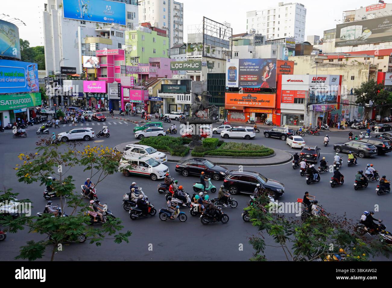Ho chi Minh City, Vietnam - 8 dicembre 2022: Motociclisti e automobilisti attraversano l'incrocio di Thanh Giong a Saigon. Foto Stock