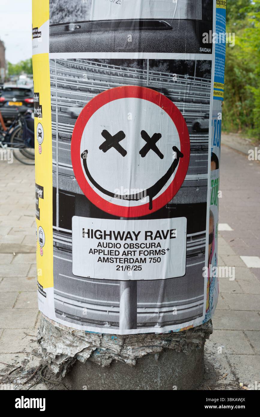 Colonna Billboard, Amsterdam, Paesi Bassi annuncio del rave autostradale audio Obscura sull'autostrada A10 di Amsterdam per celebrare il suo 750° anniversario. Foto Stock