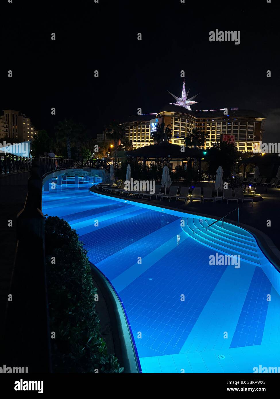 Vista serale della piscina dell'Aska Lara Resort ad Antalya, Turchia - Immagine stock catturata con smartphone