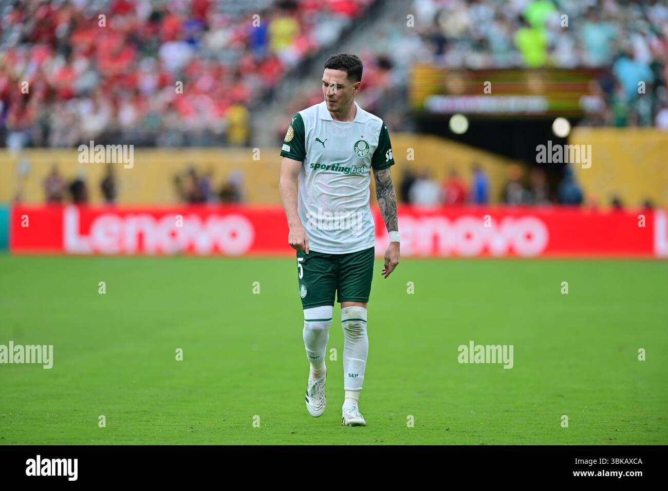 NEW YORK (NY), 06/19/2025 - CLUB WORLD CUP/PALMEIRAS X AL-ALHY(EGY) - Anibal Moreno di Palmeiras, durante la partita tra IL PALMEIRAS X AL-ALHY (EGY), valida per il secondo round della fase a gironi della Coppa del mondo per club 2025, tenutasi presso il MetLife Stadium, in New Jersey, il giorno 19. (Foto: Eduardo Carmim/Alamy Live News) Foto Stock