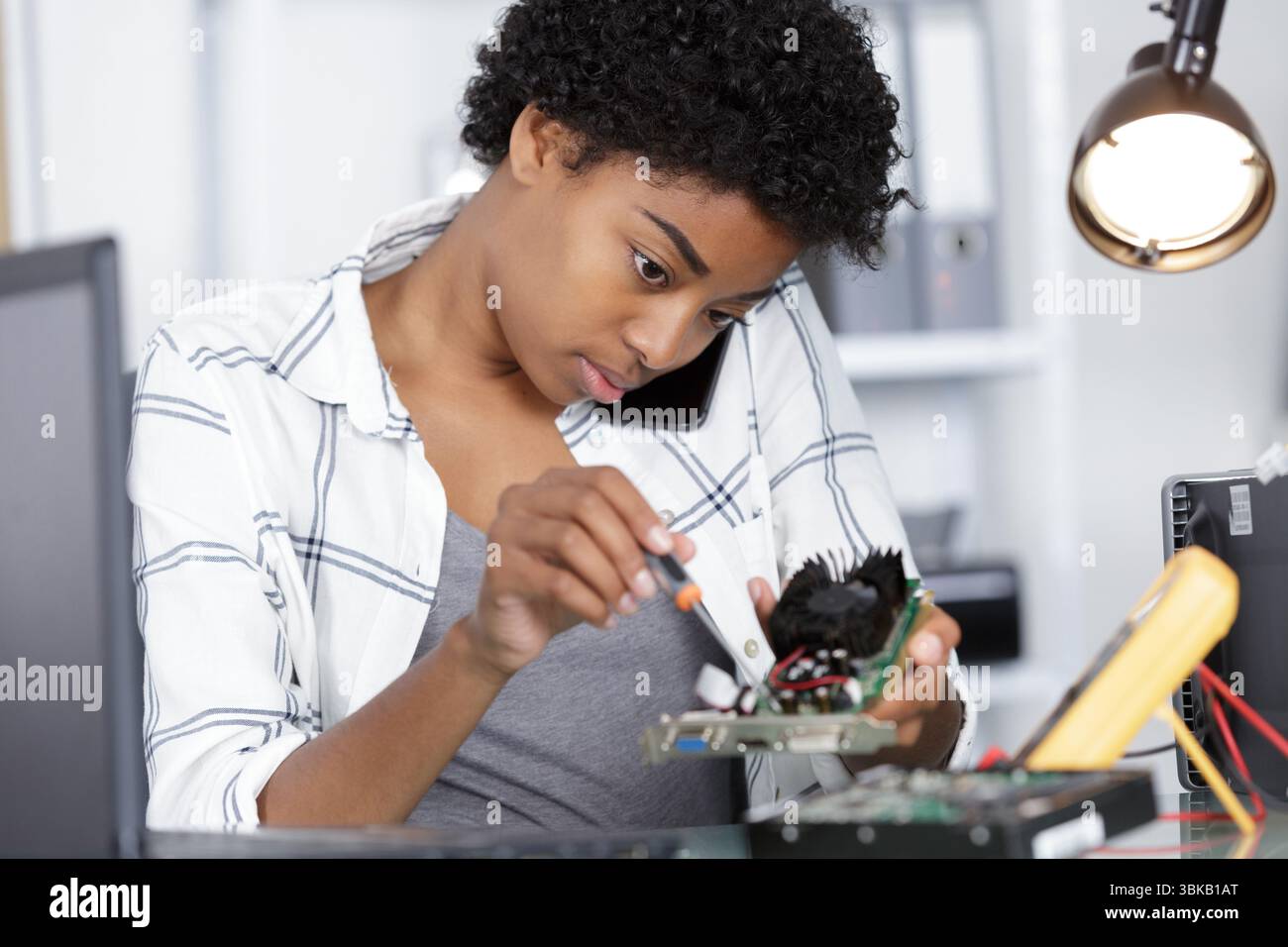 donna che lavora in lavori non tradizionali Foto Stock