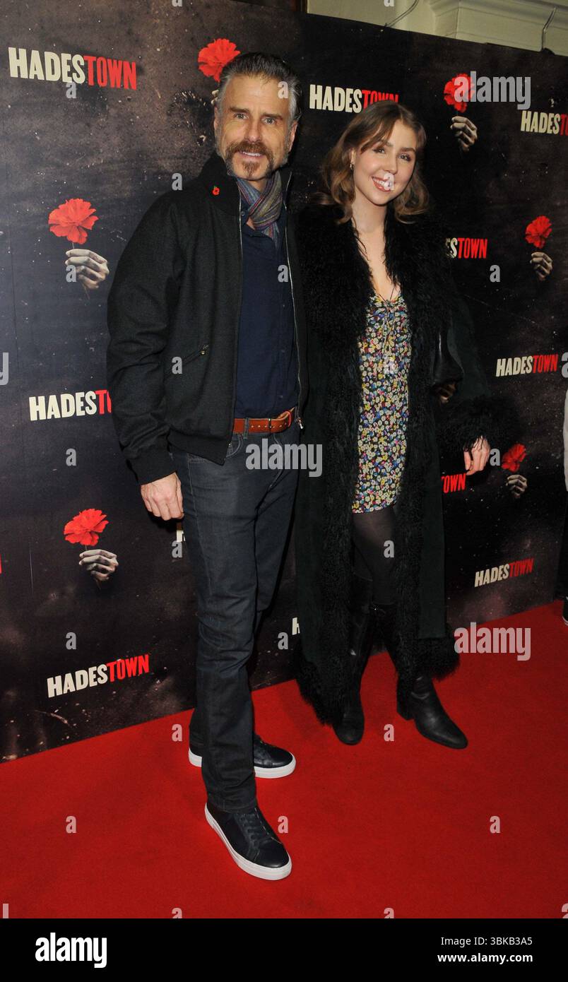Jason Durr e sua figlia Blossom alla serata della stampa musicale "Hadestown", The Lyric Theatre, Shaftesbury Avenue, mercoledì 21 febbraio 2024 a Londra, Inghilterra, Regno Unito. CAP/CAN ©CAN/Capital Pictures Foto Stock