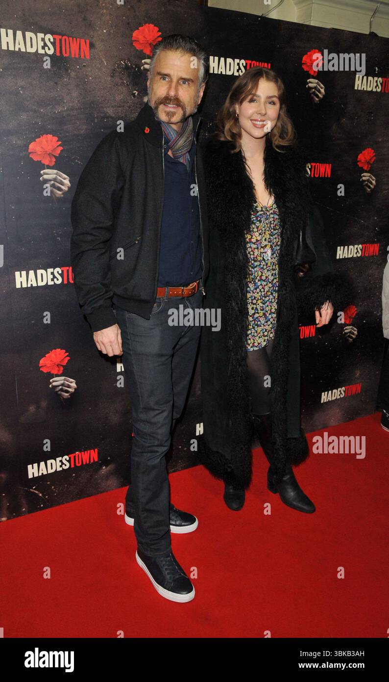 Jason Durr e sua figlia Blossom alla serata della stampa musicale "Hadestown", The Lyric Theatre, Shaftesbury Avenue, mercoledì 21 febbraio 2024 a Londra, Inghilterra, Regno Unito. CAP/CAN ©CAN/Capital Pictures Foto Stock