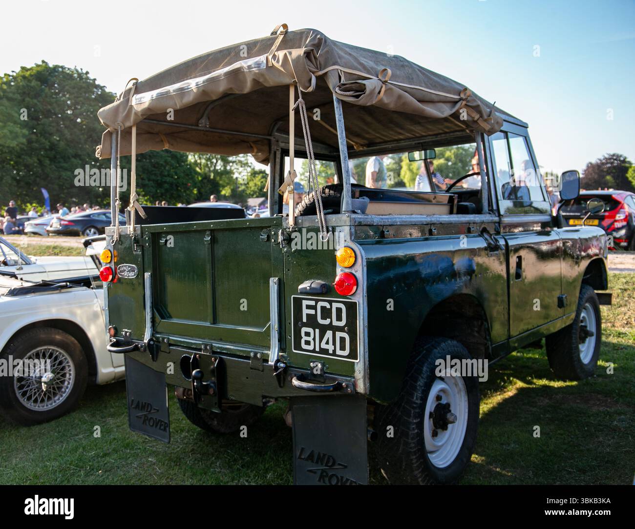 Una Land Rover d'epoca parcheggiata all'aperto al Poulshot Devizes Wiltshire Classic Car Show in una giornata di sole con uno sfondo verde Foto Stock