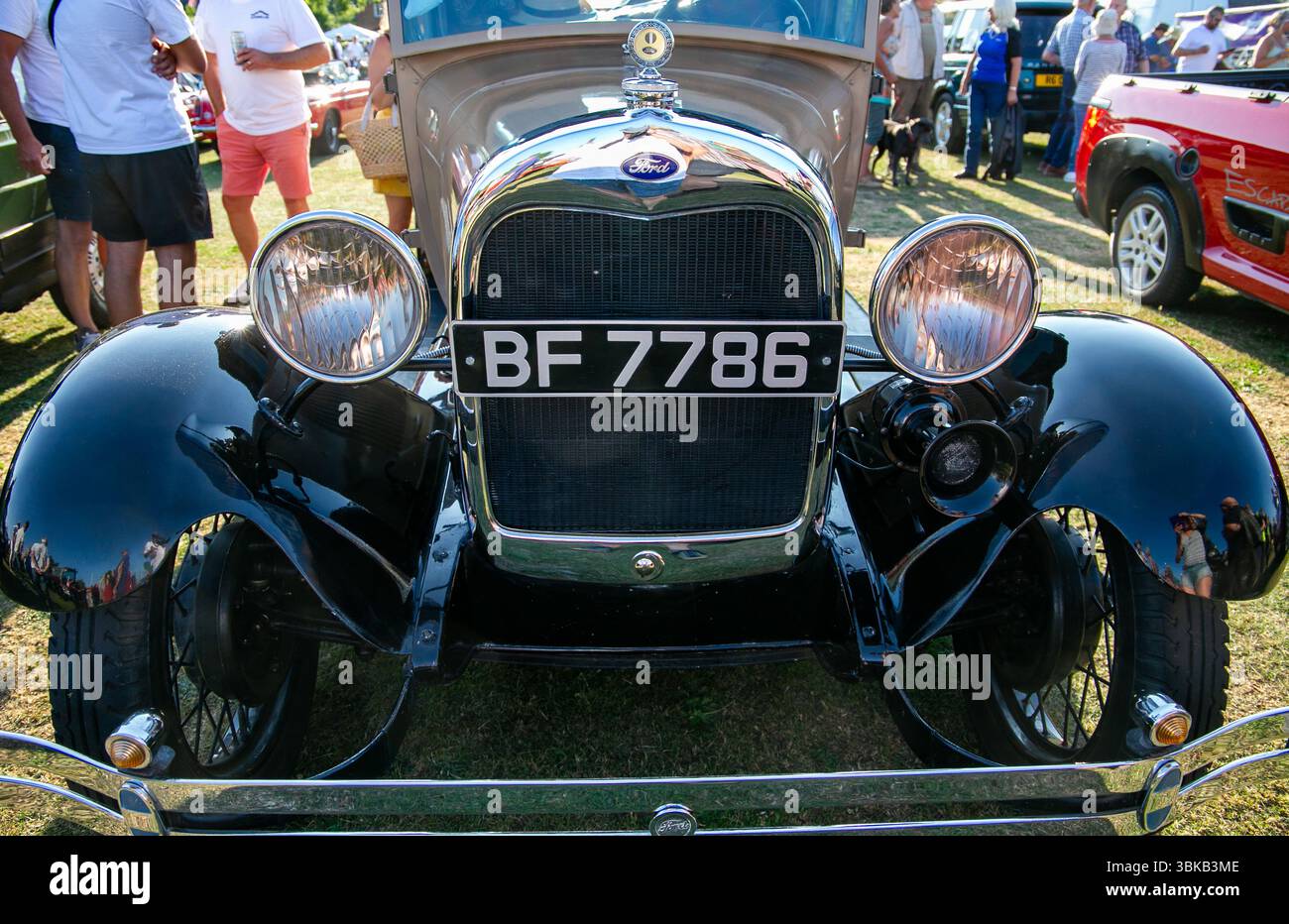 Vista frontale di un'auto Ford Model A d'epoca con targa BF 7786 esposta ad una mostra automobilistica all'aperto Foto Stock