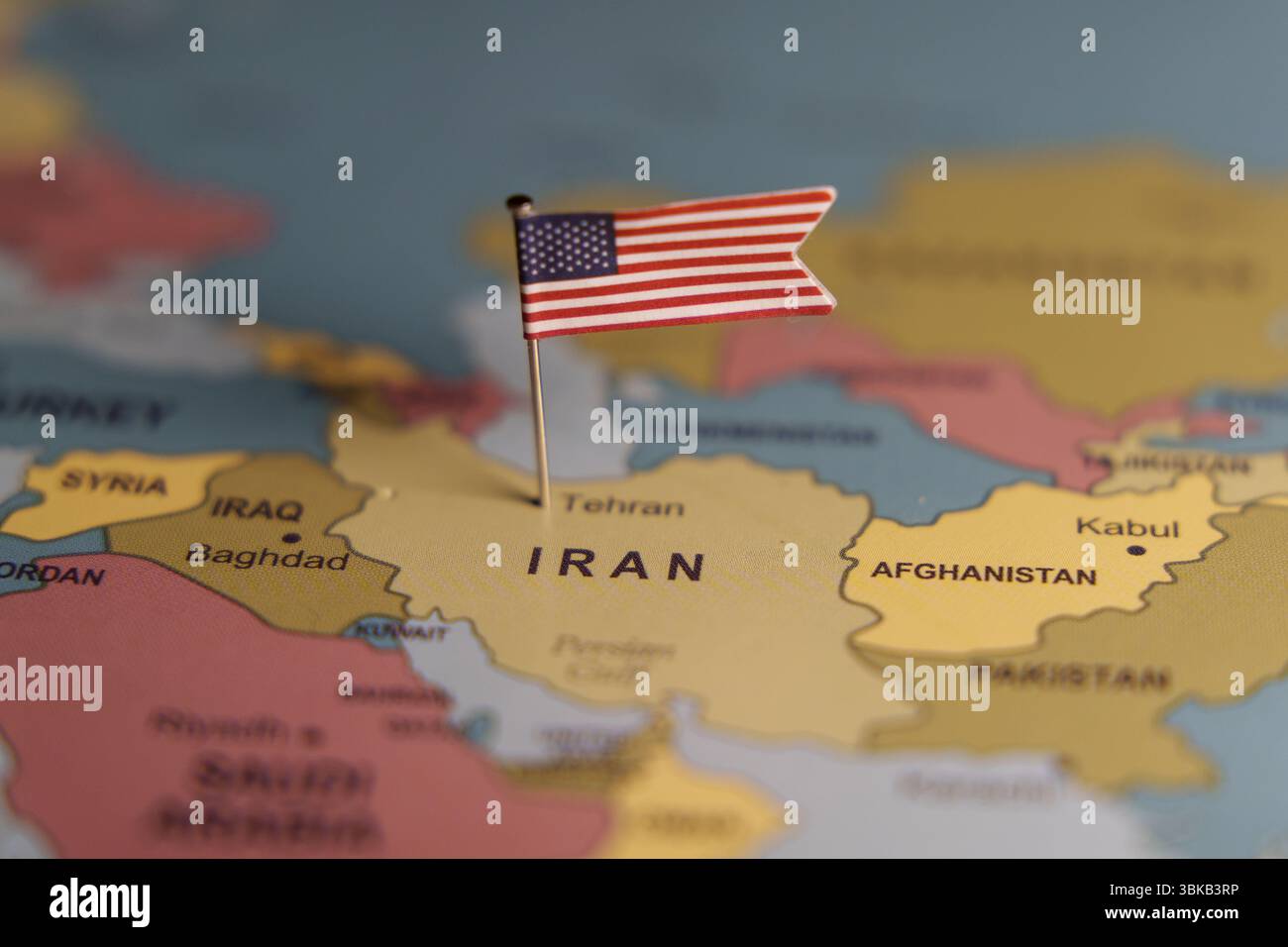La bandiera degli Stati Uniti è stata fissata sulla mappa dell'Iran, simboleggiando l'influenza politica, il conflitto e le relazioni internazionali in Medio Oriente. 19 giugno 2025 Foto Stock