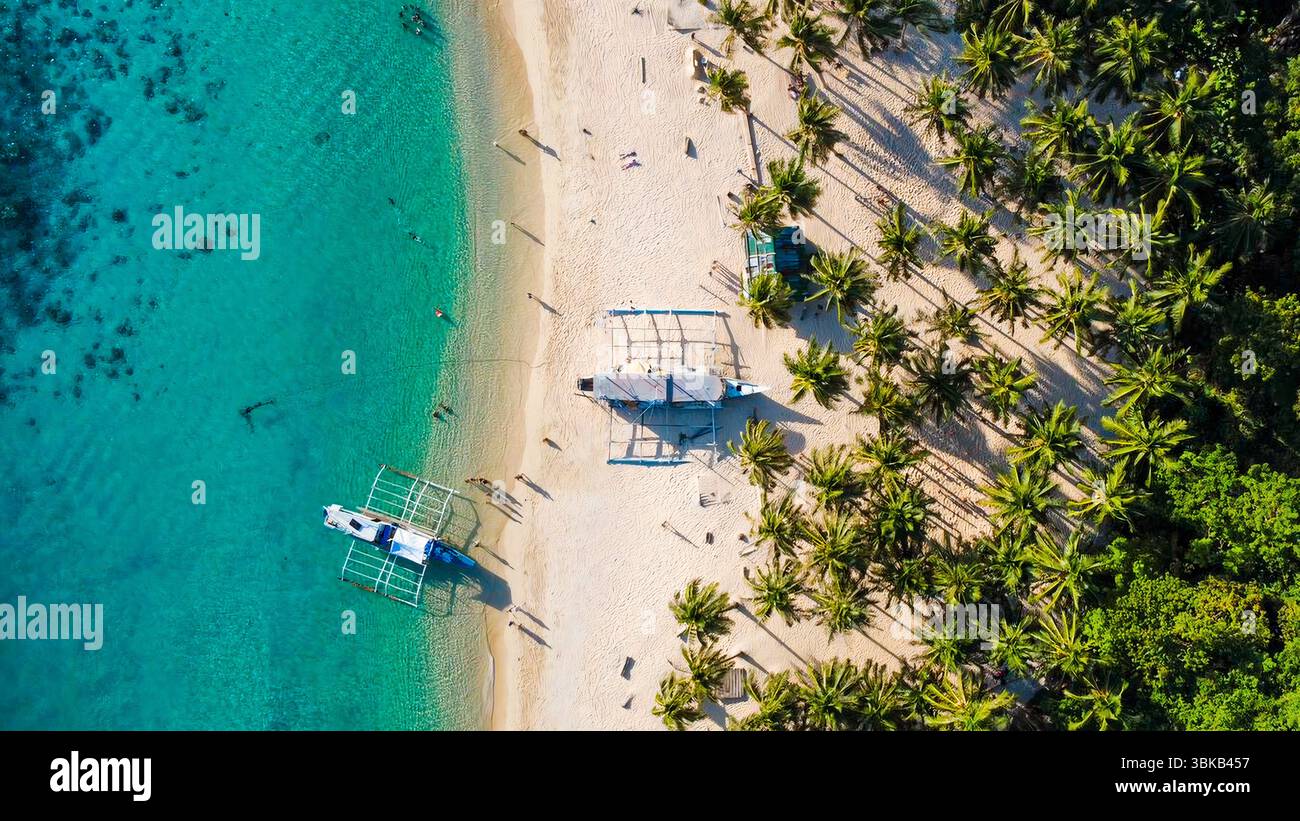 Spiaggia di sabbia rosa, acque turchesi, isola remota - Vista aerea di un'isola vergine a Linapacan, Palawan, con morbida sabbia rosa, acqua cristallina, a. Foto Stock