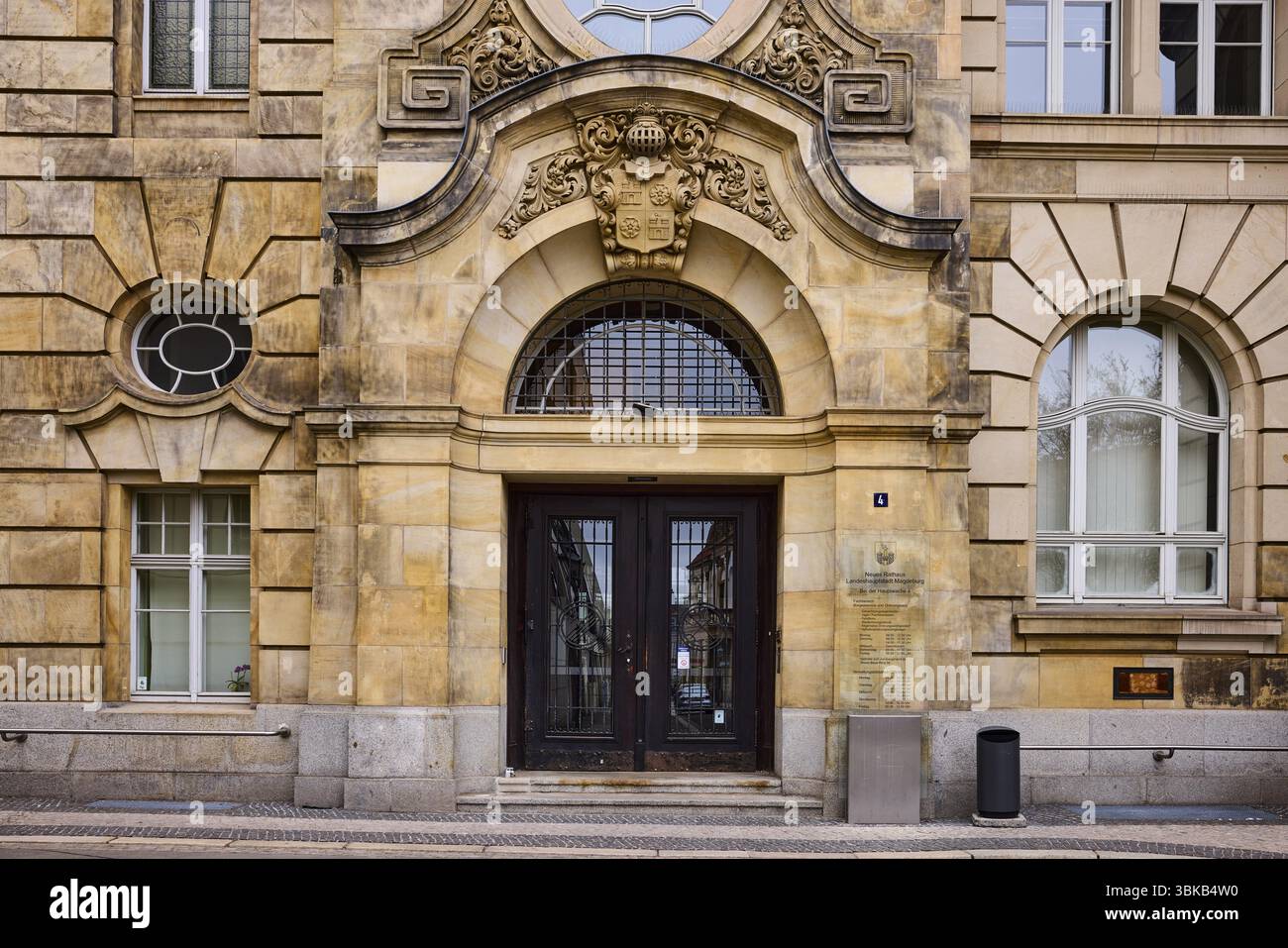 Ufficio dell'ordine pubblico, edificio in pietra arenaria, ispettore dell'edificio cittadino Wilhelm Berner, stile architettonico neo-barocco, facciata, ingresso, finestre, doo Foto Stock