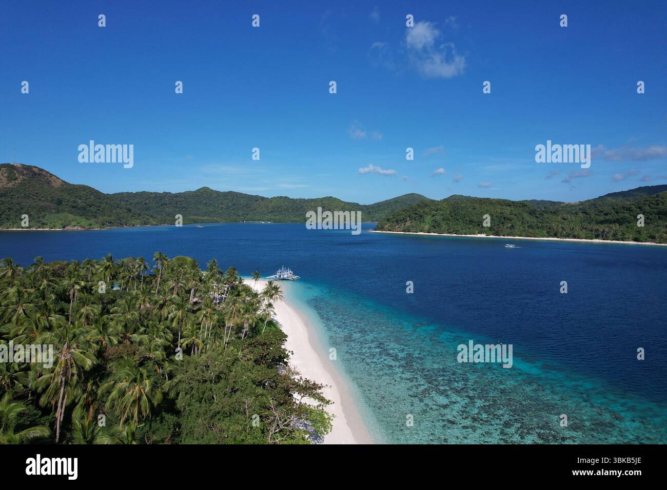 Spiaggia di sabbia rosa, acque turchesi, isola remota - Vista aerea di un'isola vergine a Linapacan, Palawan, con morbida sabbia rosa, acqua cristallina, a. Foto Stock