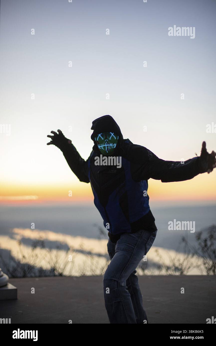 Bellissimo parco all'alba in una mattina d'inverno. Maschera LED Purge, Halloween sul Reno al Niederwaldtempel, Niederwalddenkmal, Assia, Germania, Euro Foto Stock