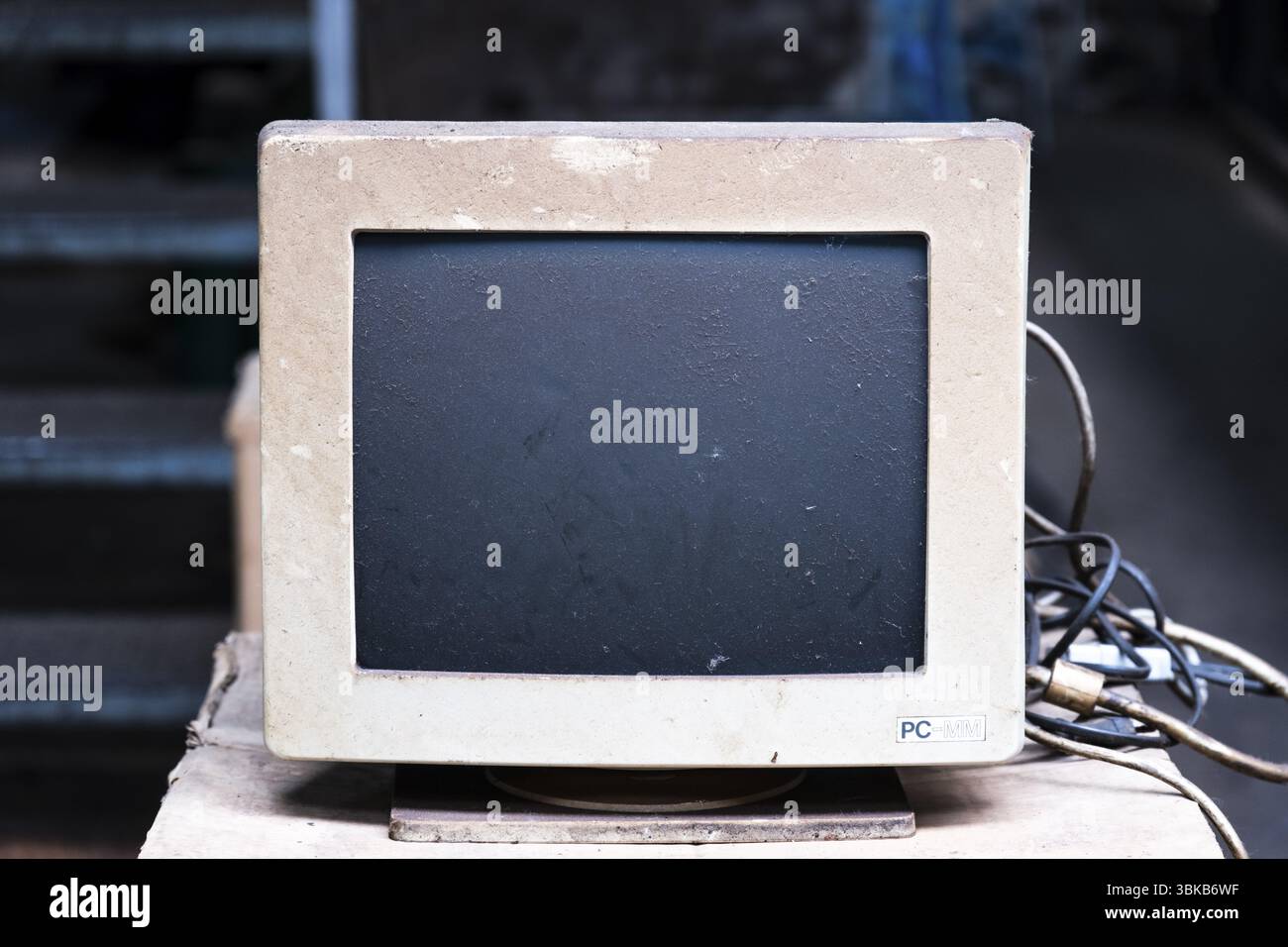 Un vecchio monitor CRT polveroso (monitor tubo catodico) con alloggiamento grigio-beige. Sono visibili segni significativi di utilizzo e depositi di polvere Foto Stock