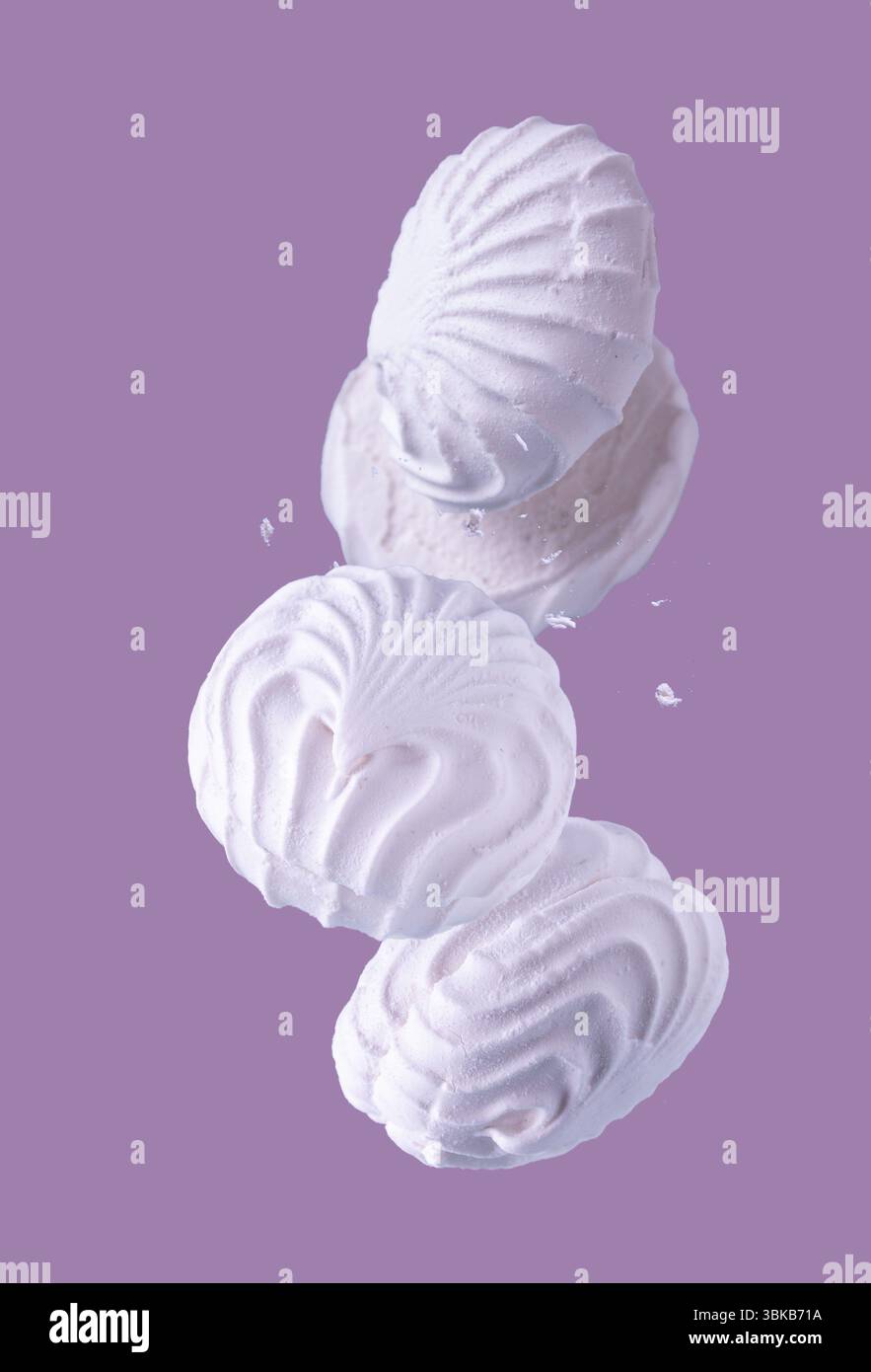 Il marshmallow al mirtillo vola su uno sfondo lilla Foto Stock