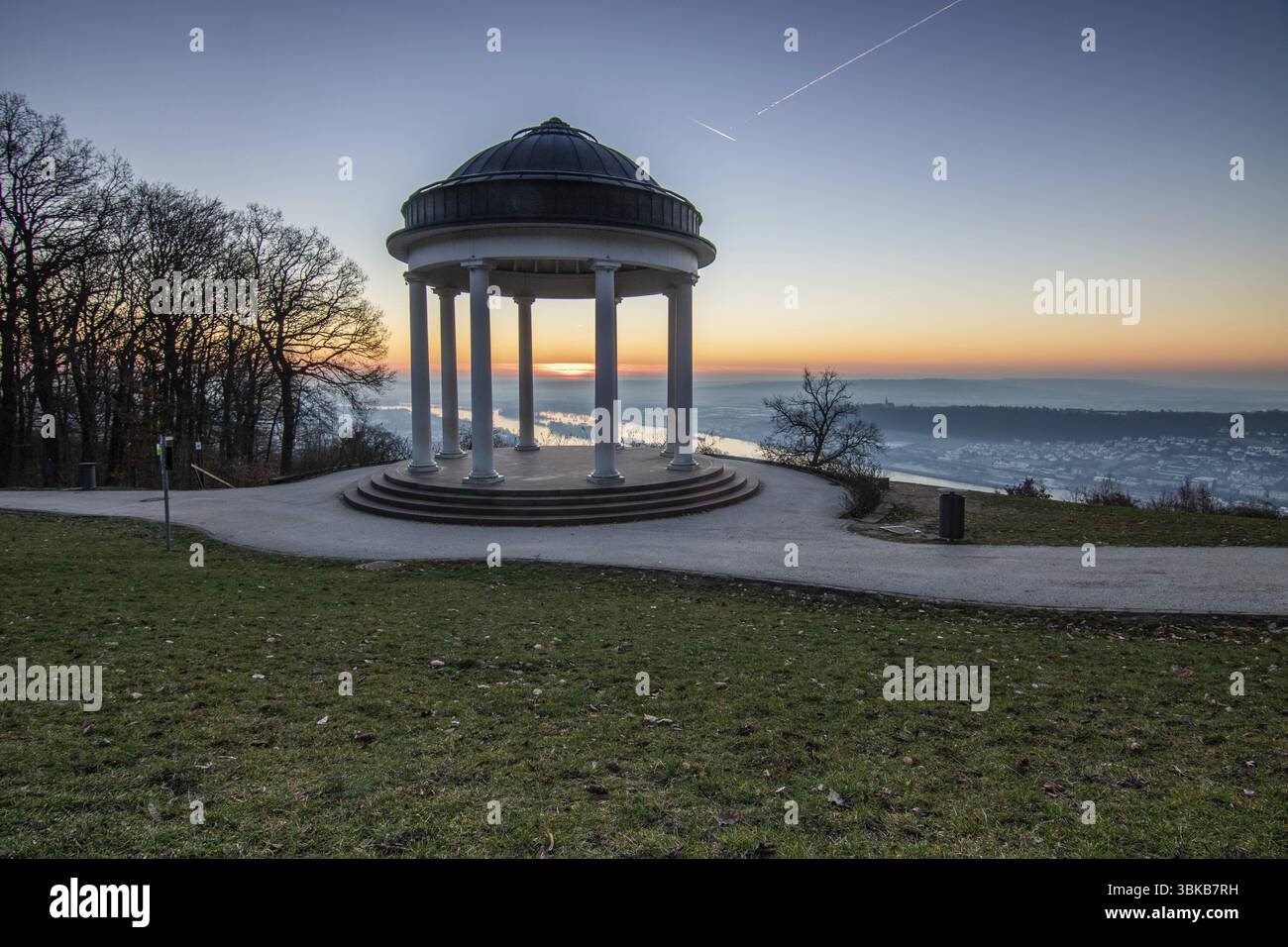 Bellissimo tempio in un paesaggio. Alba in una mattina d'inverno. Splendida vista sul Reno presso Niederwaldtempel, Niederwalddenkmal, Hesse, G. Foto Stock