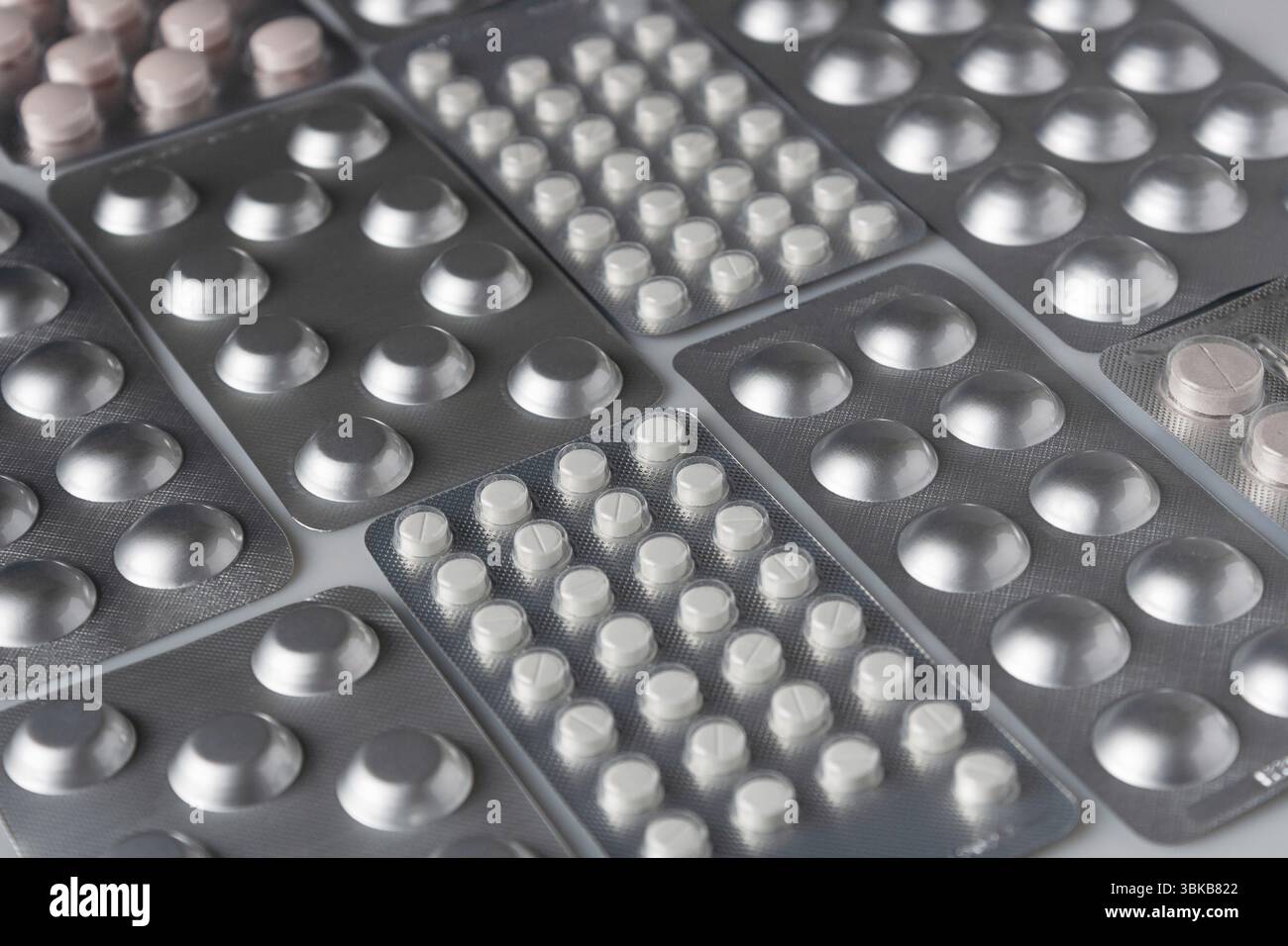 Pillole confezionate in argento, prodotti farmaceutici moderni, modello Foto Stock