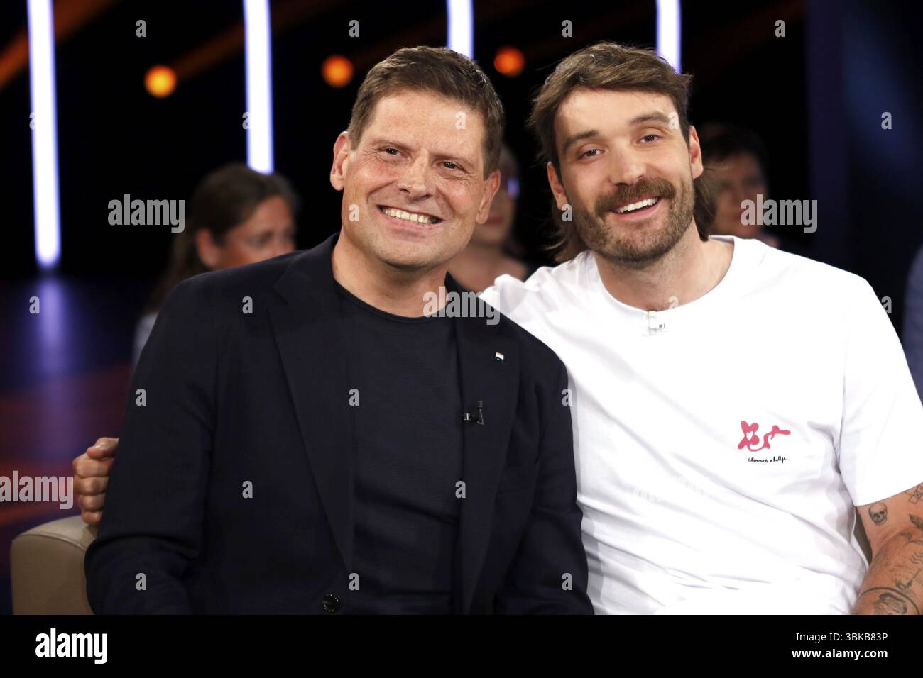 Jan Ullrich e Rick Zabel, sportivo, ciclista e podcaster, al NDR Talk Show agli NDR Studios di Amburgo, 13 giugno 2025 Foto Stock