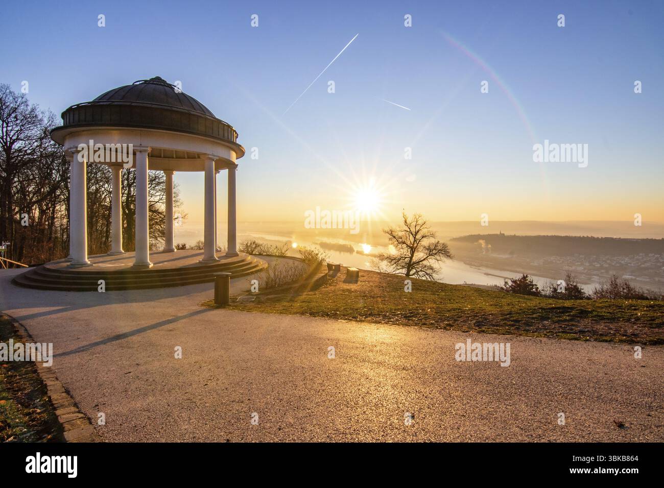 Bellissimo tempio in un paesaggio. Alba in una mattina d'inverno. Splendida vista sul Reno presso Niederwaldtempel, Niederwalddenkmal, Hesse, G. Foto Stock