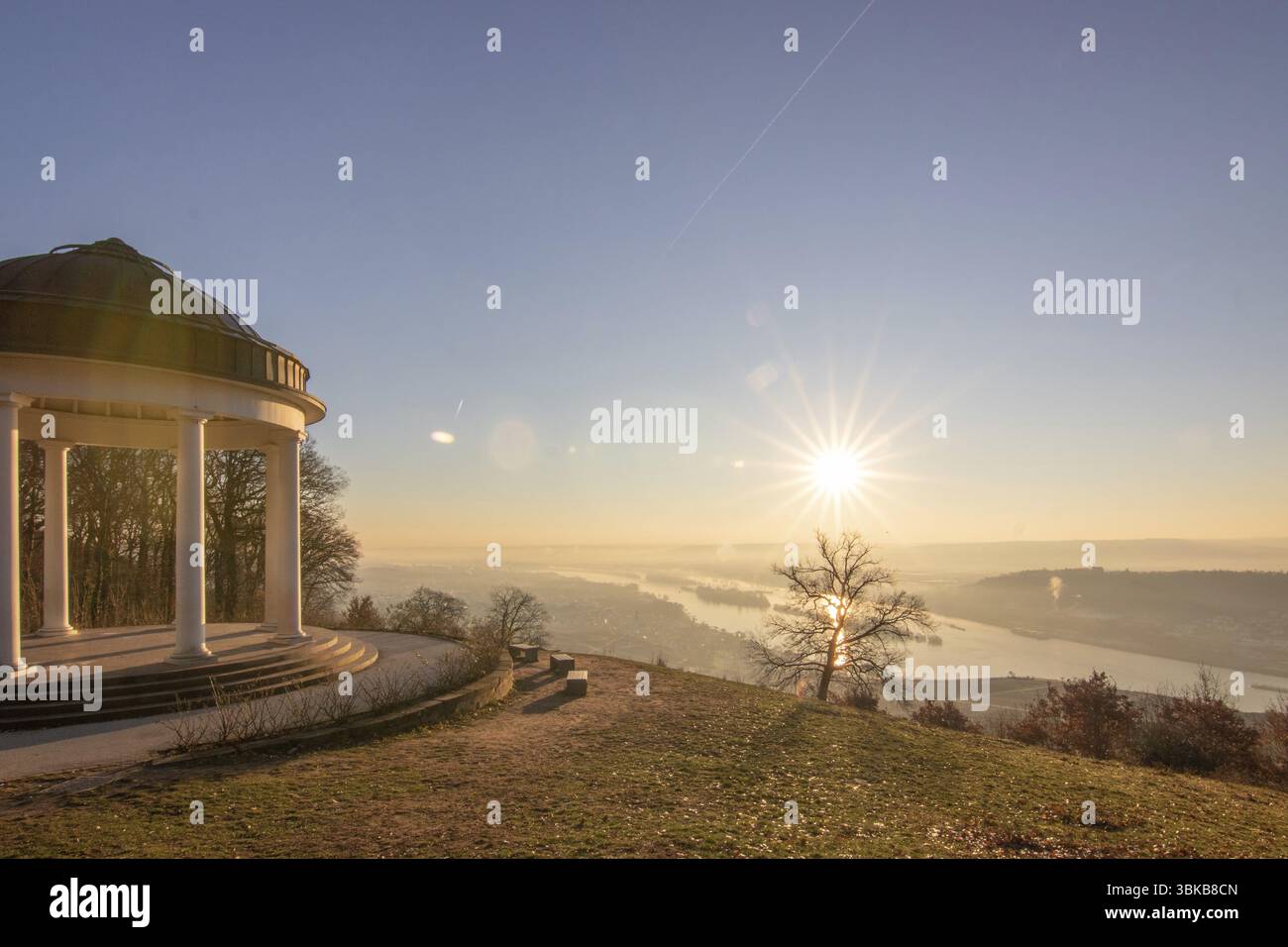Bellissimo tempio in un paesaggio. Alba in una mattina d'inverno. Splendida vista sul Reno presso Niederwaldtempel, Niederwalddenkmal, Hesse, G. Foto Stock