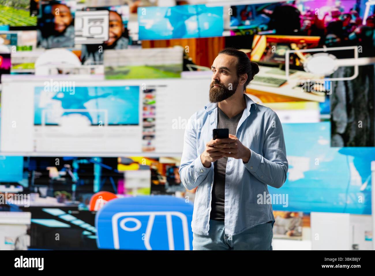 Il creatore di contenuti gestisce le notifiche mobili e la narrazione visiva, coinvolgendo le tendenze sociali e mostrando creatività e impatto nel mondo digitale connesso. Voce del marchio. Foto Stock