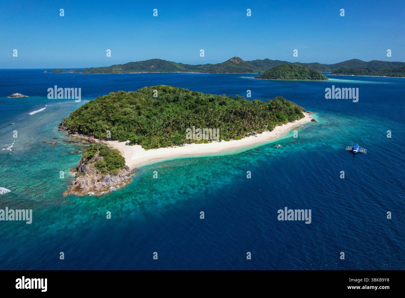 Spiaggia di sabbia rosa, acque turchesi, isola remota - Vista aerea di un'isola vergine a Linapacan, Palawan, con morbida sabbia rosa, acqua cristallina, a. Foto Stock