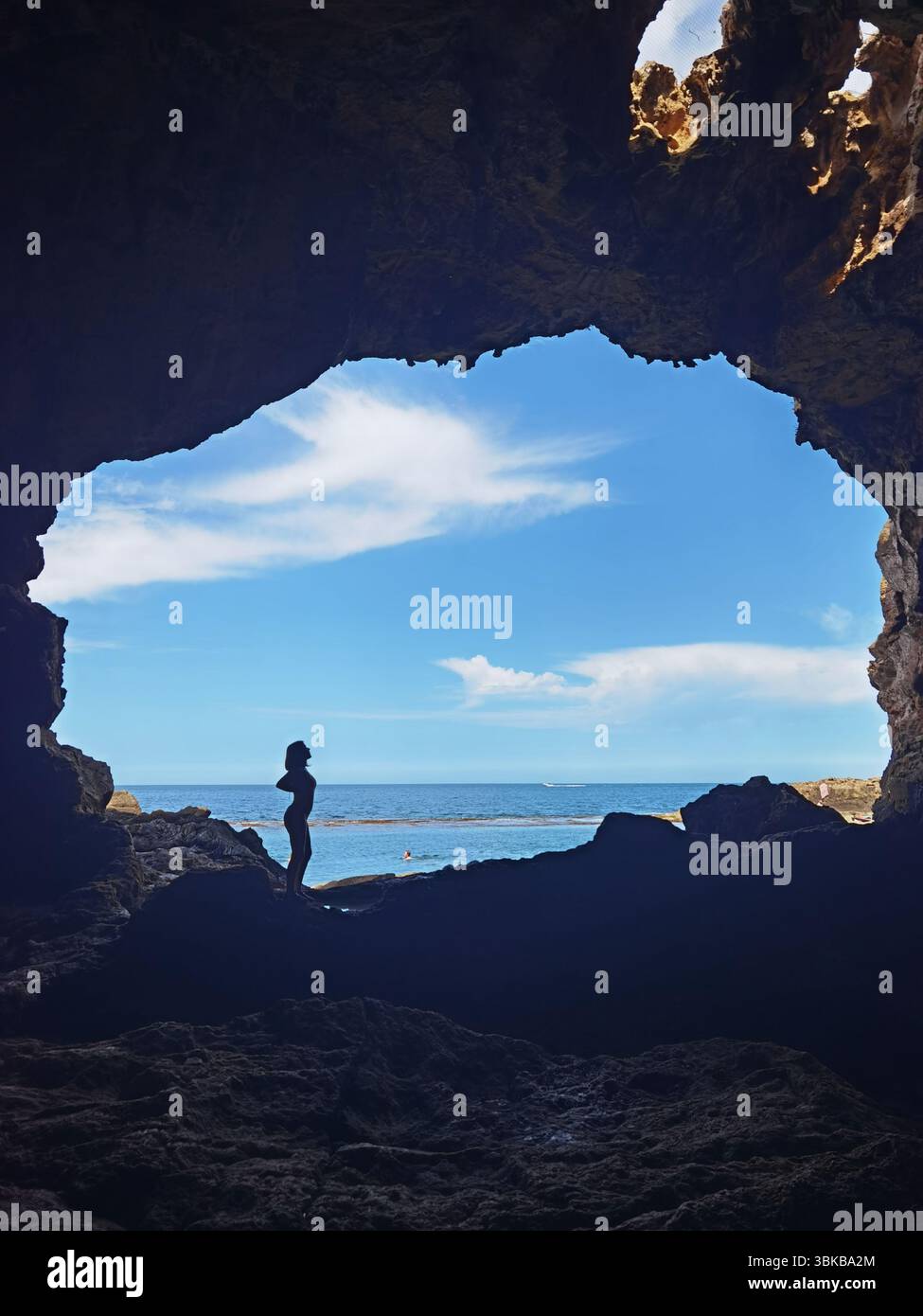 Acqua turchese del canyon, cascata tropicale, giungla lussureggiante. Le cascate Dao Falls a Samboan, Filippine, si estendono attraverso una spettacolare gola calcarea circondata da Foto Stock