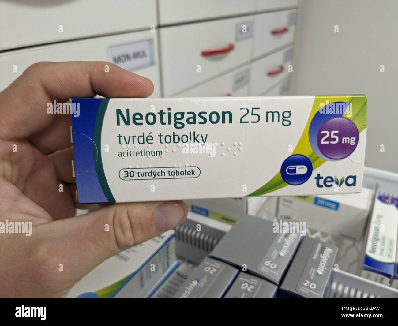 Praga, Repubblica Ceca - 10 luglio 2024: Scatola di farmaci NEOTIGASON TEVA con principio attivo ACITRETINA di TEVA, utilizzata per il trattamento di psorie gravi Foto Stock