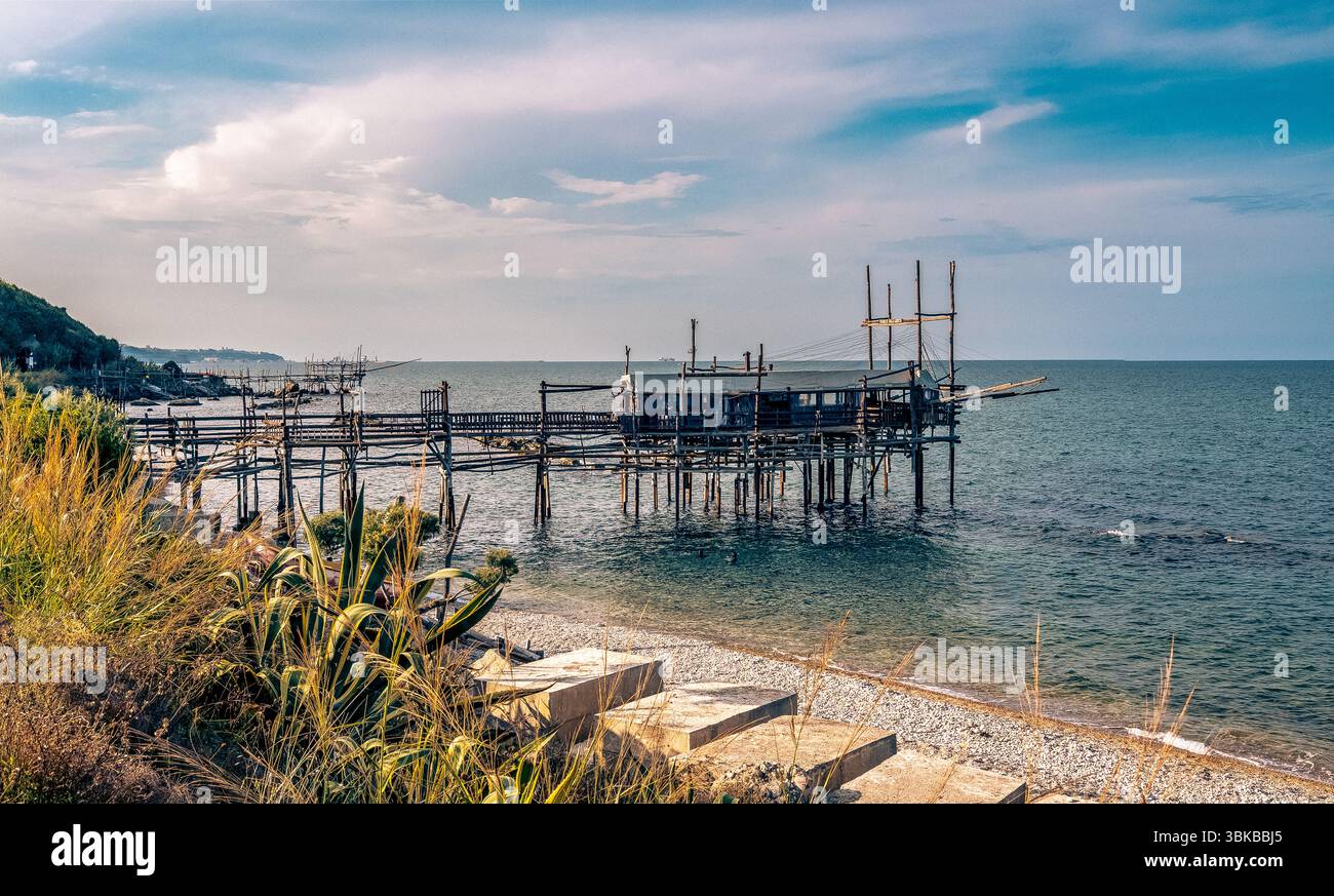 Le Grotte Trabocco Valle lungo la via Verde della Costa Trabocchi, San Vito Chietino, Abruzzo, Italia. Foto Stock