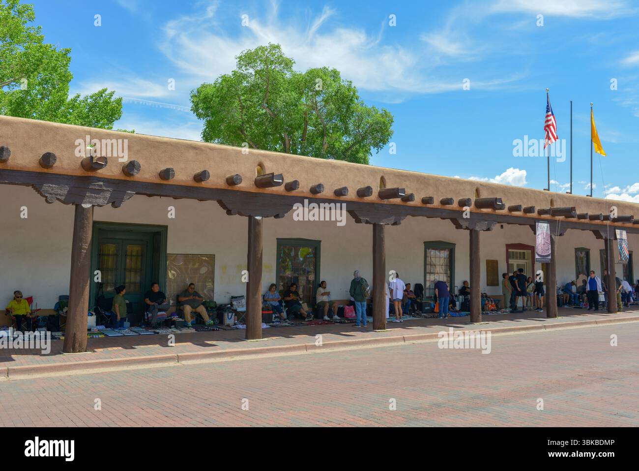 I nativi americani vendono i loro beni sotto il marciapiede coperto del Palazzo dei governatori nella piazza di Santa Fe, NEW MEXICO Foto Stock