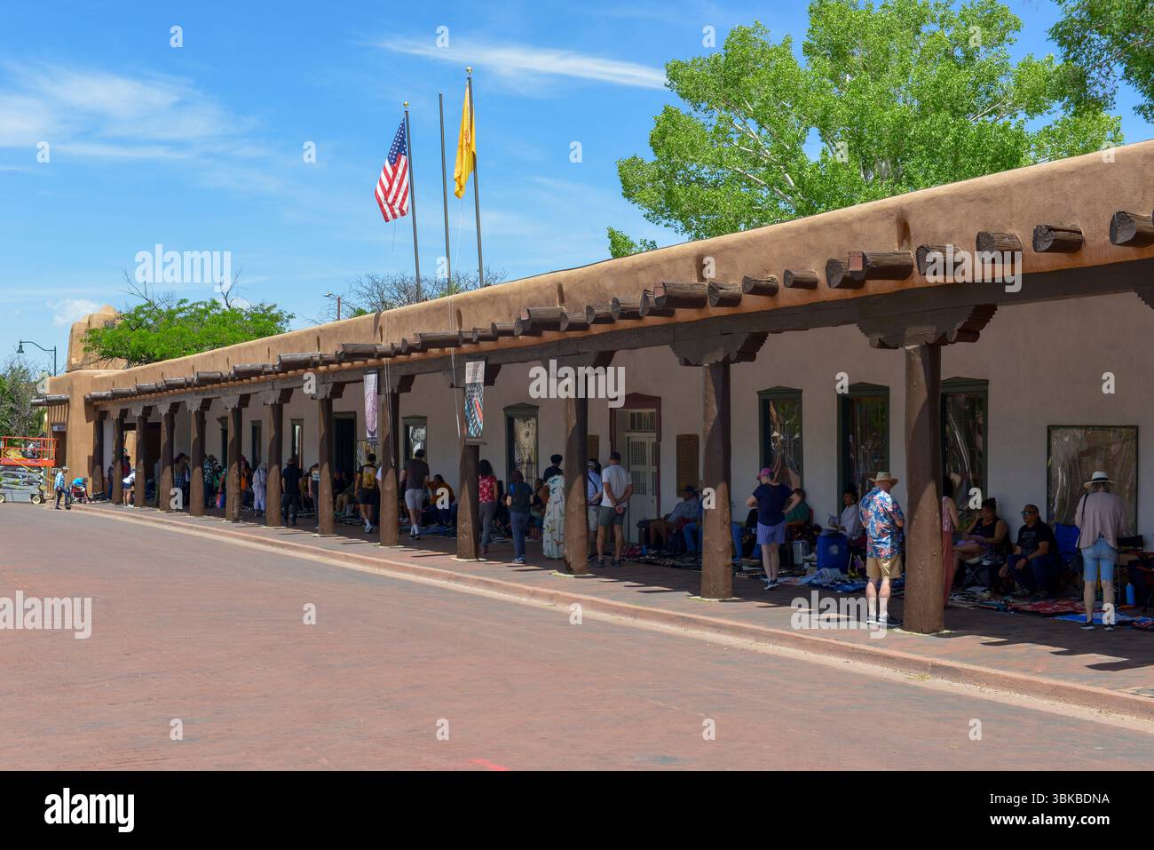 I nativi americani vendono i loro beni sotto il marciapiede coperto del Palazzo dei governatori nella piazza di Santa Fe, NEW MEXICO Foto Stock