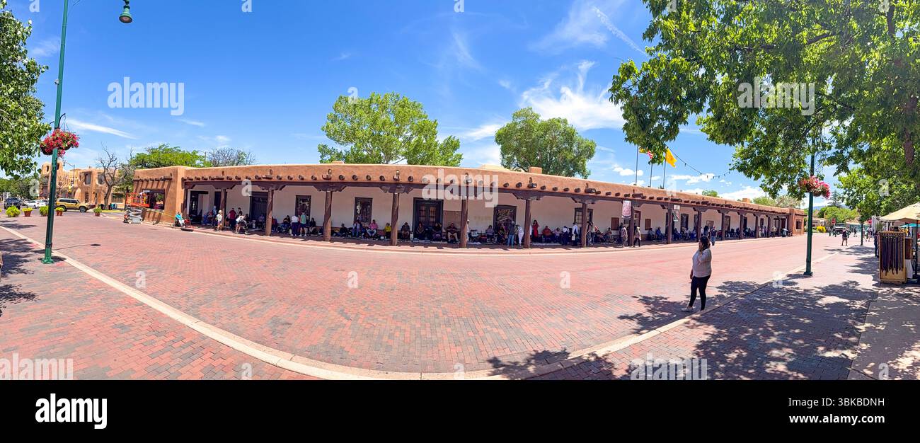 I nativi americani vendono i loro beni sotto il marciapiede coperto del Palazzo dei governatori nella piazza di Santa Fe, NEW MEXICO Foto Stock
