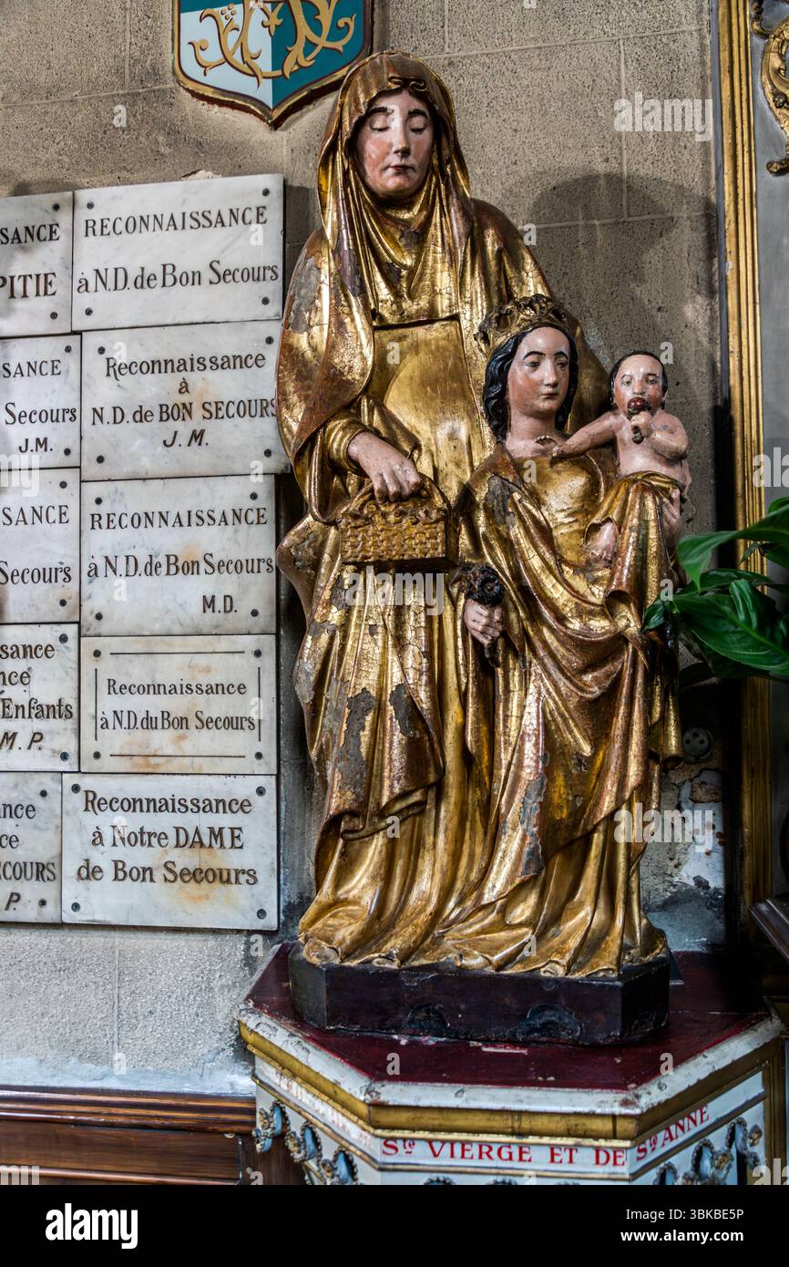 Madonna con Gesù bambino nella chiesa Chapelle Saint-Aurélien nel quartiere dei macellai di Limoges. Fu costruito alla fine del XV secolo. Particolarità: Il bambino Gesù nella cappella tiene in mano un pezzo di carne, riferendosi simbolicamente al legame tra il santo patrono e il commercio dei macellai. Rue de la Boucherie, Limoges, Nouvelle-Aquitaine, Francia Foto Stock