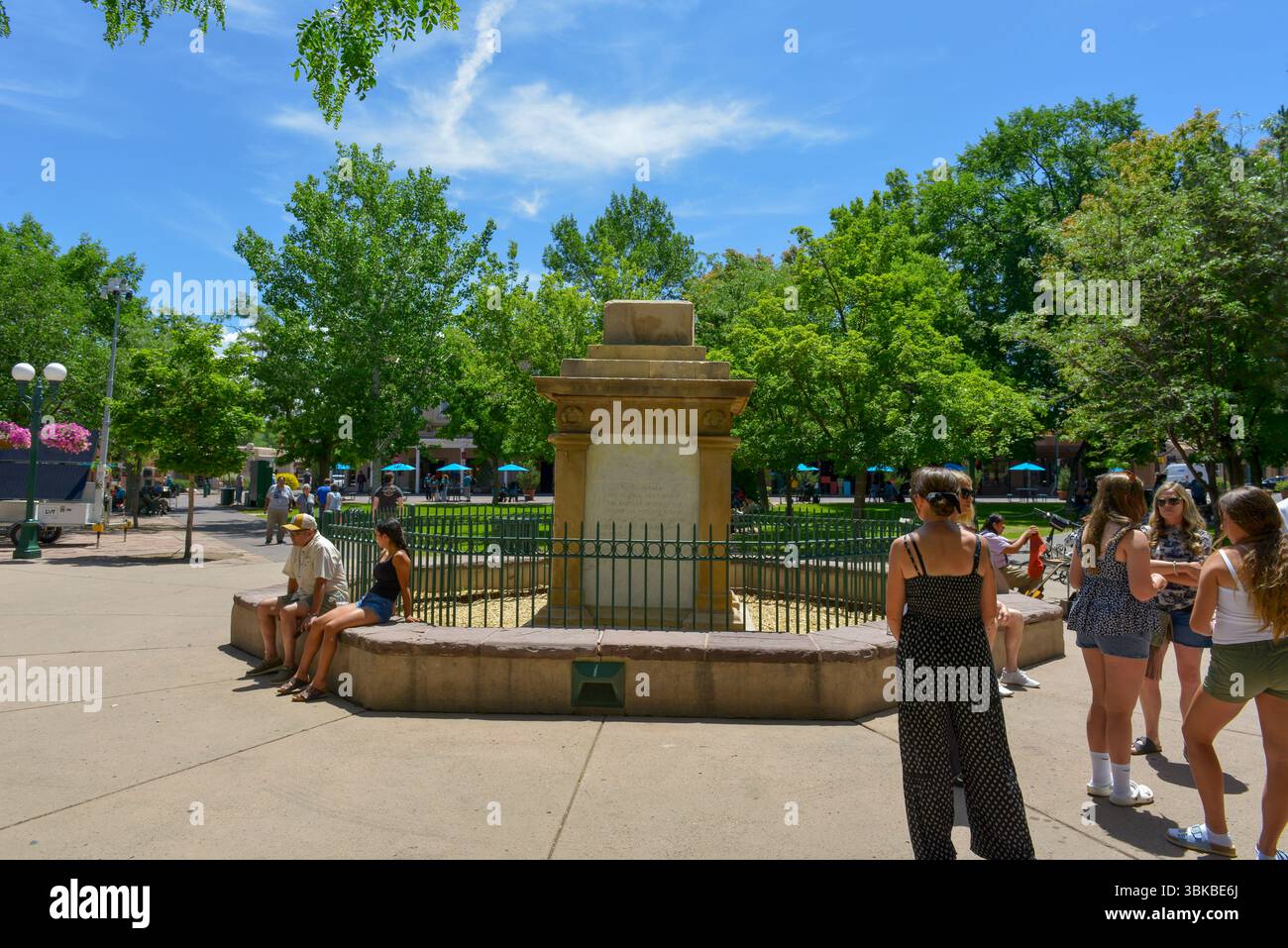 Persone nel centro storico della piazza senza il suo obelisco contraversiale a Santa Fe, NEW MEXICO Foto Stock