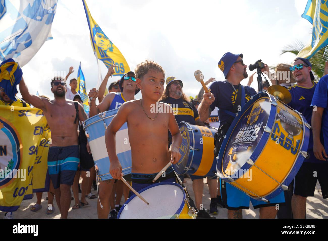 Miami Beach, Florida, Stati Uniti d'America. 19 giugno 2025. I tifosi del Boca esultano insieme durante il secondo Banderazo a Miami Beach, i tifosi si sono riuniti per sostenere la squadra in vista della loro seconda partita di Coppa del mondo FIFA Clubs contro il Bayern Monaco. I tifosi del Boca Juniors si riuniscono di nuovo a Miami Beach al 80st & Collins Ave (foto di Jose Luis Suerte/Alamy Live News) Foto Stock