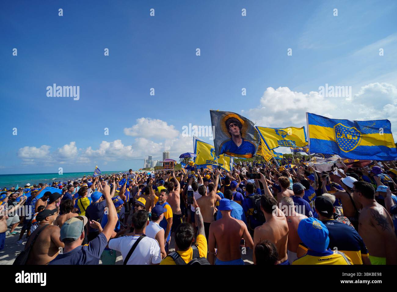 Miami Beach, Florida, Stati Uniti d'America. 19 giugno 2025. I tifosi del Boca esultano insieme durante il secondo Banderazo a Miami Beach, i tifosi si sono riuniti per sostenere la squadra in vista della loro seconda partita di Coppa del mondo FIFA Clubs contro il Bayern Monaco. I tifosi del Boca Juniors si riuniscono di nuovo a Miami Beach al 80st & Collins Ave (foto di Jose Luis Suerte/Alamy Live News) Foto Stock