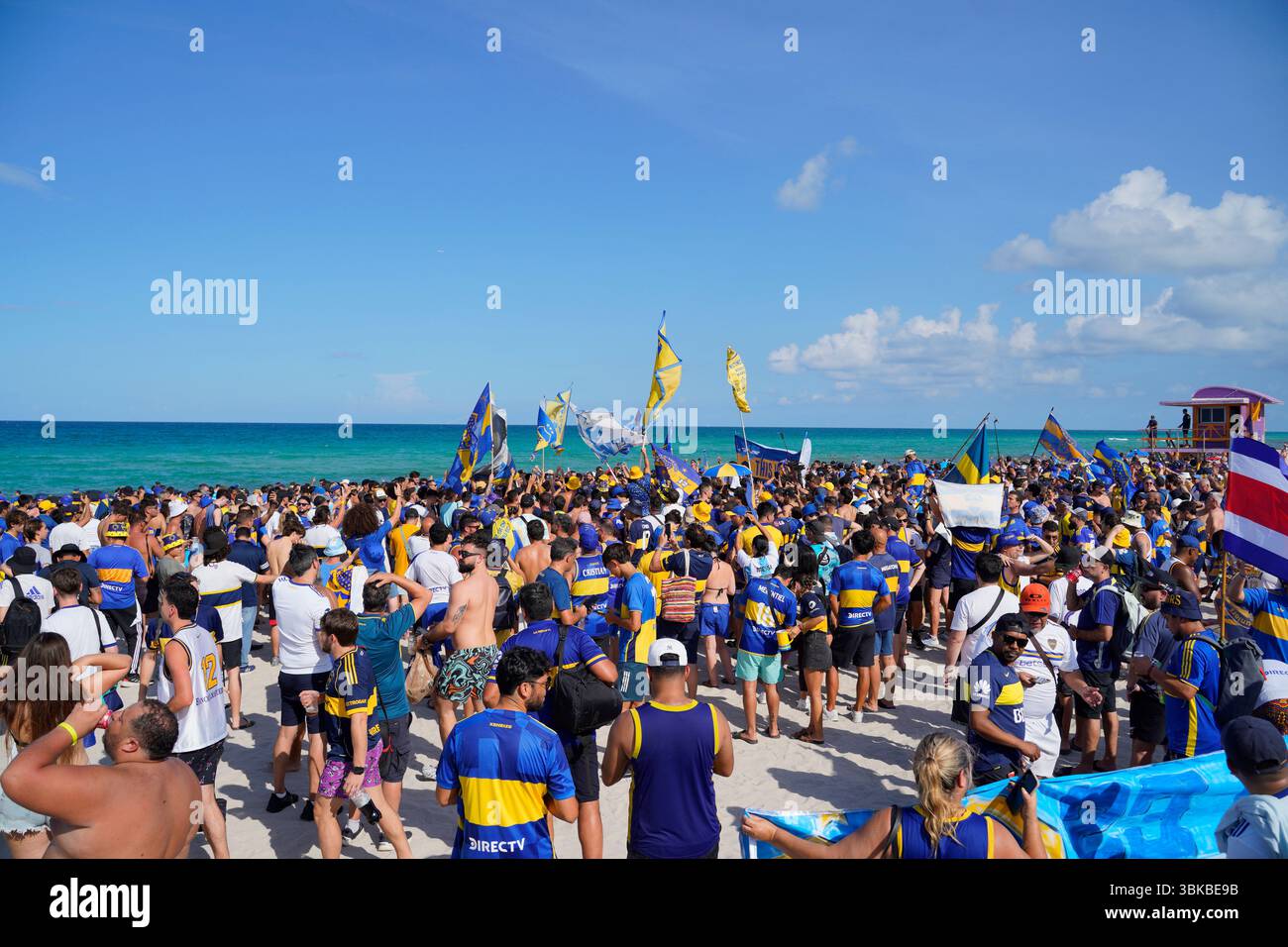 Miami Beach, Florida, Stati Uniti d'America. 19 giugno 2025. I tifosi del Boca esultano insieme durante il secondo Banderazo a Miami Beach, i tifosi si sono riuniti per sostenere la squadra in vista della loro seconda partita di Coppa del mondo FIFA Clubs contro il Bayern Monaco. I tifosi del Boca Juniors si riuniscono di nuovo a Miami Beach al 80st & Collins Ave (foto di Jose Luis Suerte/Alamy Live News) Foto Stock