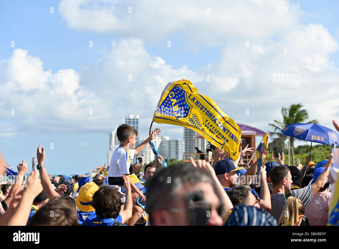 Miami Beach, Florida, Stati Uniti d'America. 19 giugno 2025. I tifosi del Boca esultano insieme durante il secondo Banderazo a Miami Beach, i tifosi si sono riuniti per sostenere la squadra in vista della loro seconda partita di Coppa del mondo FIFA Clubs contro il Bayern Monaco. I tifosi del Boca Juniors si riuniscono di nuovo a Miami Beach al 80st & Collins Ave (foto di Jose Luis Suerte/Alamy Live News) Foto Stock