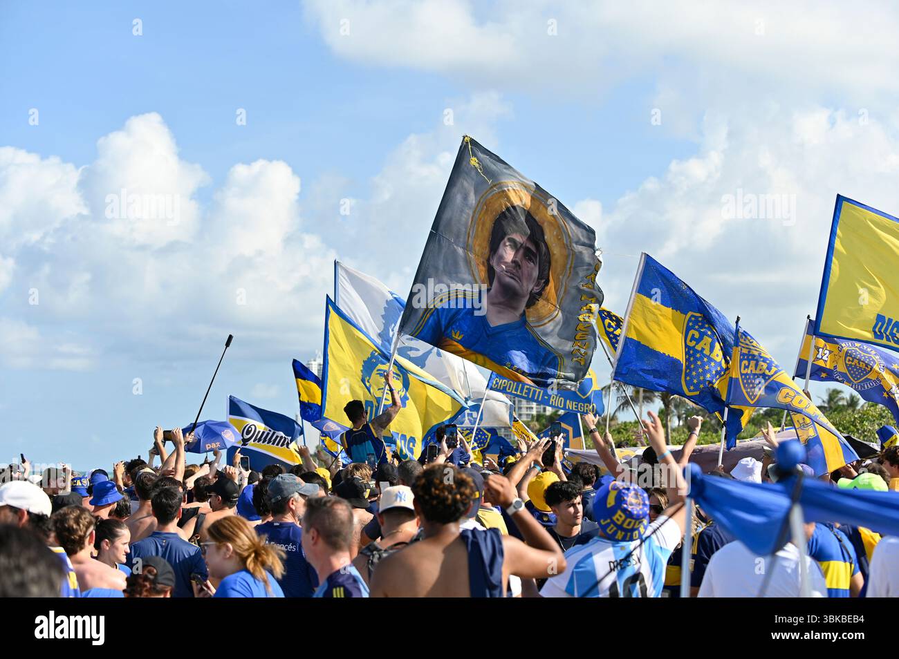 Miami Beach, Florida, Stati Uniti d'America. 19 giugno 2025. Diego Maradona bandiere durante il secondo Banderazo a Miami Beach, i tifosi si si sono riuniti per sostenere la squadra in vista della loro seconda partita di Coppa del mondo FIFA Clubs contro il Bayern Monaco. I tifosi del Boca Juniors si riuniscono di nuovo a Miami Beach al 80st & Collins Ave (foto di Jose Luis Suerte/Alamy Live News) Foto Stock