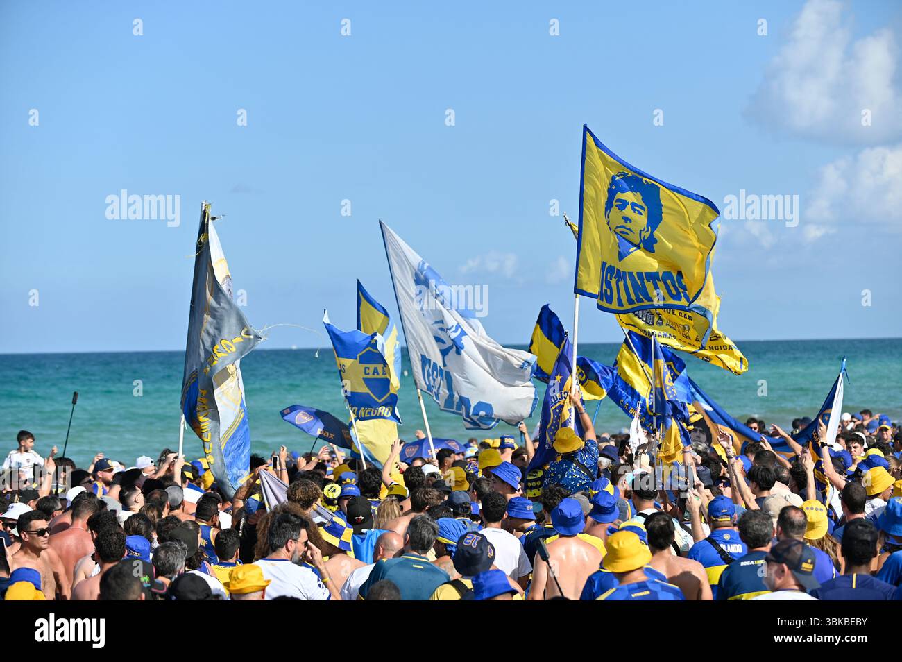 Miami Beach, Florida, Stati Uniti d'America. 19 giugno 2025. I tifosi del Boca esultano insieme durante il secondo Banderazo a Miami Beach, i tifosi si sono riuniti per sostenere la squadra in vista della loro seconda partita di Coppa del mondo FIFA Clubs contro il Bayern Monaco. I tifosi del Boca Juniors si riuniscono di nuovo a Miami Beach al 80st & Collins Ave (foto di Jose Luis Suerte/Alamy Live News) Foto Stock