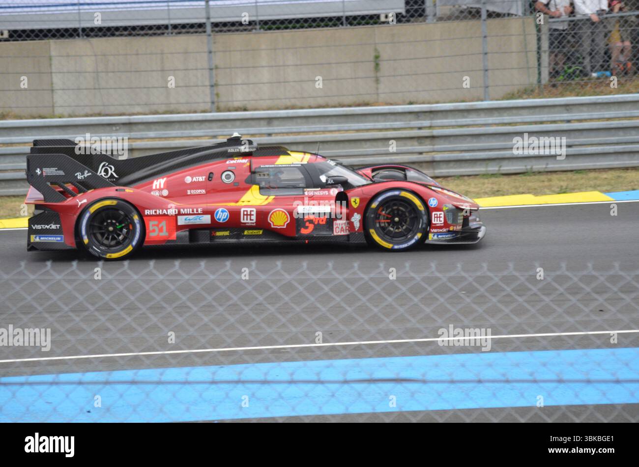 Ferrari AF Corse è entrata nella Ferrari F499P Hypercar di Antonio fuoco, Miguel Molina, Nicklas Nielsen si avvicina a Tertre Rouge alla 24 ore di le Mans del 2025 Foto Stock