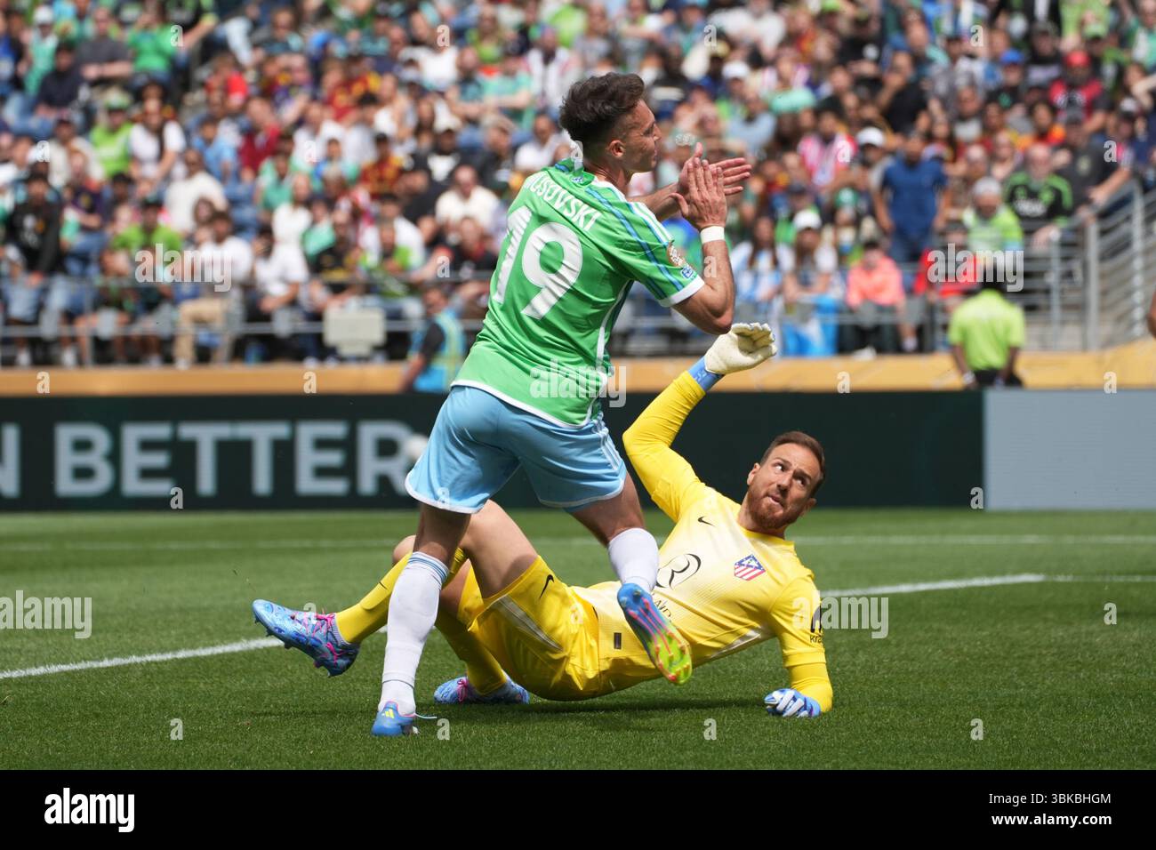 Seattle, Stati Uniti. 19 giugno 2025. L'attaccante dei Seattle Sounders Daniel Musovski (19) e il portiere dell'Atlético Madrid Jan Oblak (13) guardano un colpo che si allarga durante il primo tempo di una partita della Coppa del mondo per club FIFA al Lumen Field di Seattle, Washington, il 19 giugno 2025. (Credito fotografico Nate Koppelman/Sipa USA) credito: SIPA USA/Alamy Live News Foto Stock