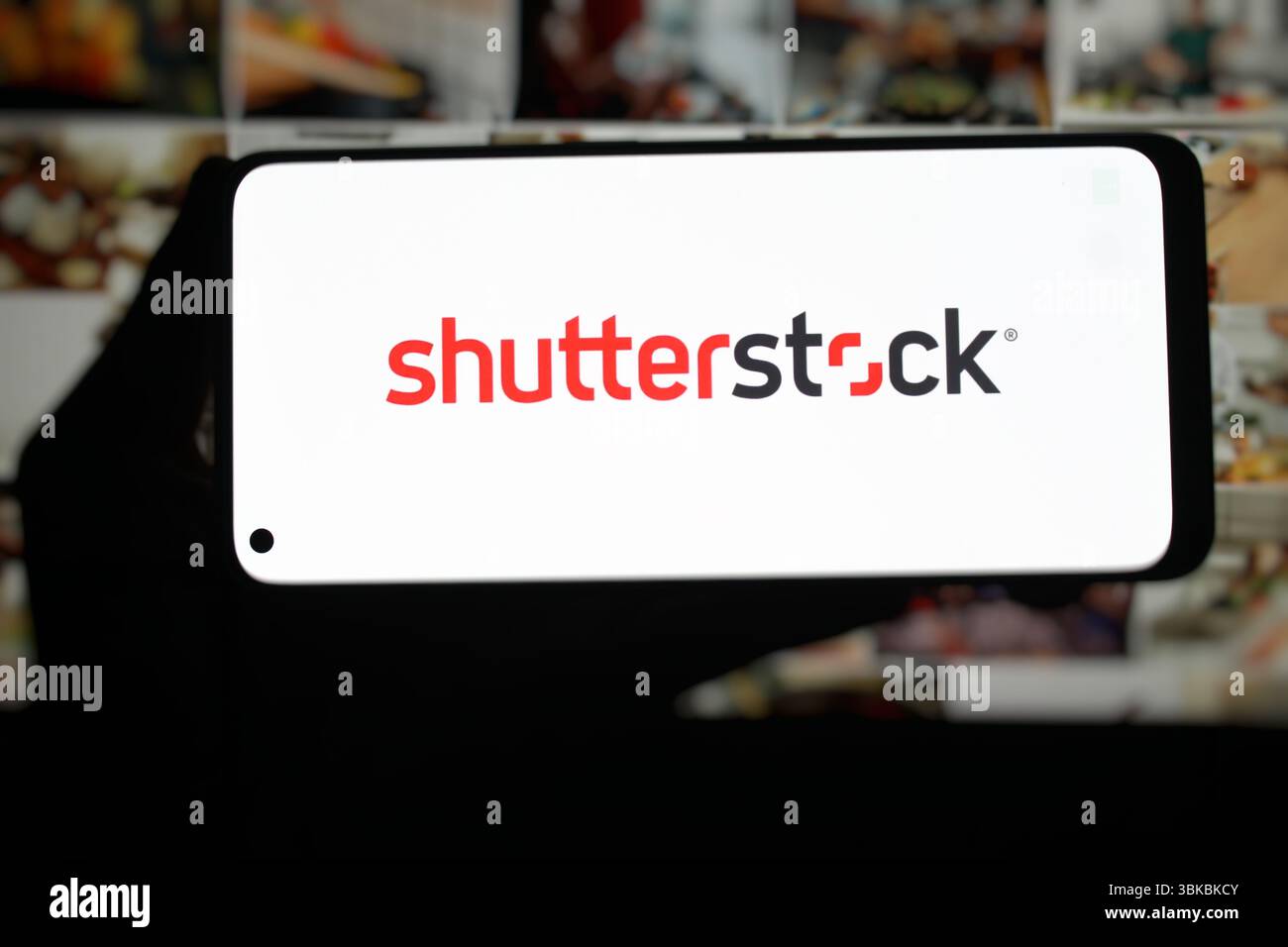 Logo Shutterstock visualizzato sullo schermo di uno smartphone. Con il sito Web Shutterstock in background. Indonesia - 31 agosto 2024 Foto Stock