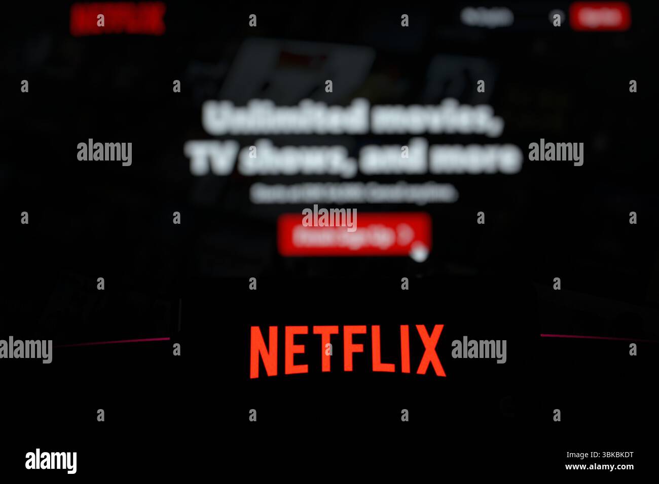 Logo Netflix visualizzato sullo schermo dello smartphone. Con il sito web Netflix in background. Indonesia - 31 agosto 2024 Foto Stock