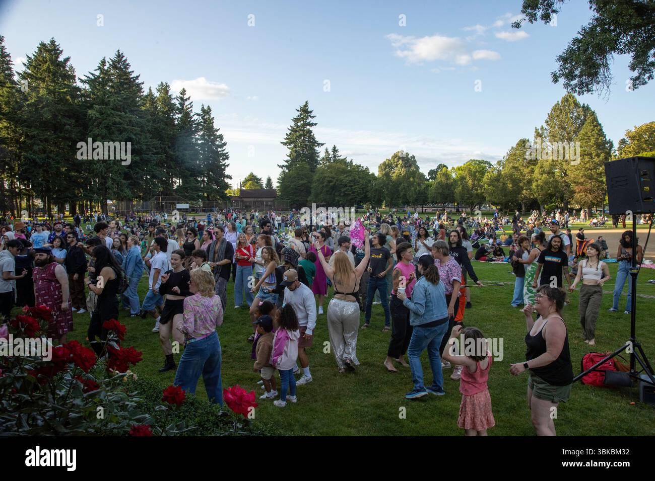 18 GIUGNO 2025 - PORTLAND, OR: Un evento di danza della comunità gratuita, il Mount Tabor Dance Party, si tiene al Peninsula Park con grandi gruppi di persone che si godono la serata. Foto Stock