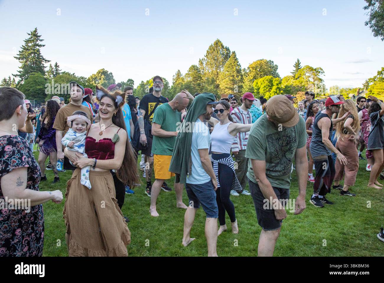 18 GIUGNO 2025 - PORTLAND, OR: Un evento di danza della comunità gratuita, il Mount Tabor Dance Party, si tiene al Peninsula Park con grandi gruppi di persone che si godono la serata. Foto Stock
