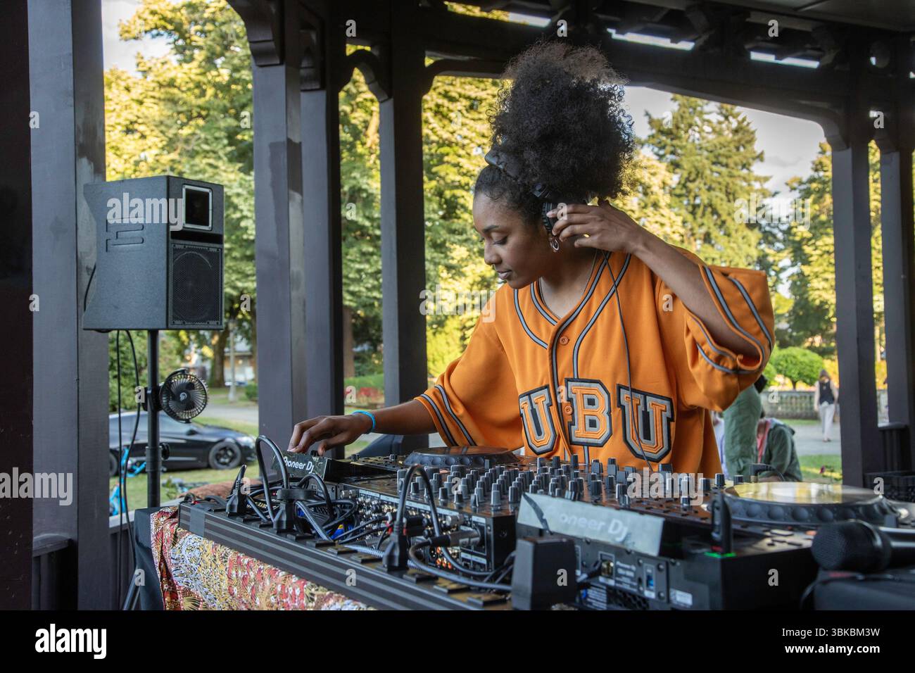 18 GIUGNO 2025 - PORTLAND, OR: Un evento di danza della comunità gratuita, il Mount Tabor Dance Party, si tiene al Peninsula Park con grandi gruppi di persone che si godono la serata. Foto Stock