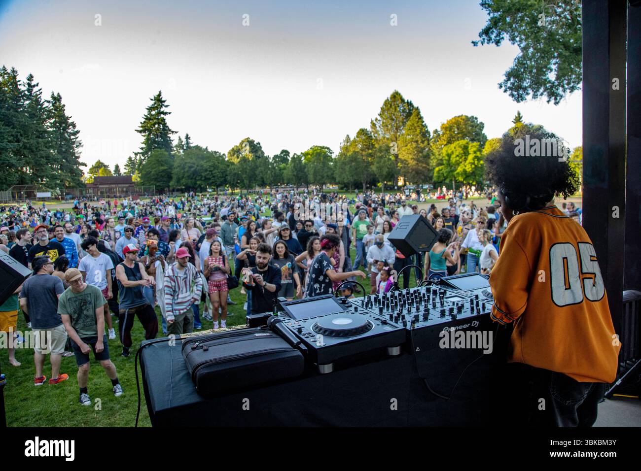 18 GIUGNO 2025 - PORTLAND, OR: Un evento di danza della comunità gratuita, il Mount Tabor Dance Party, si tiene al Peninsula Park con grandi gruppi di persone che si godono la serata. Foto Stock