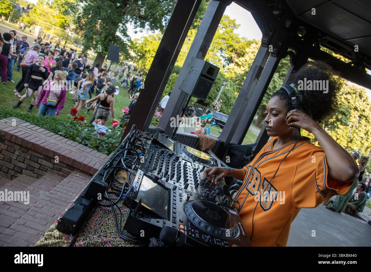 18 GIUGNO 2025 - PORTLAND, OR: Un evento di danza della comunità gratuita, il Mount Tabor Dance Party, si tiene al Peninsula Park con grandi gruppi di persone che si godono la serata. Foto Stock